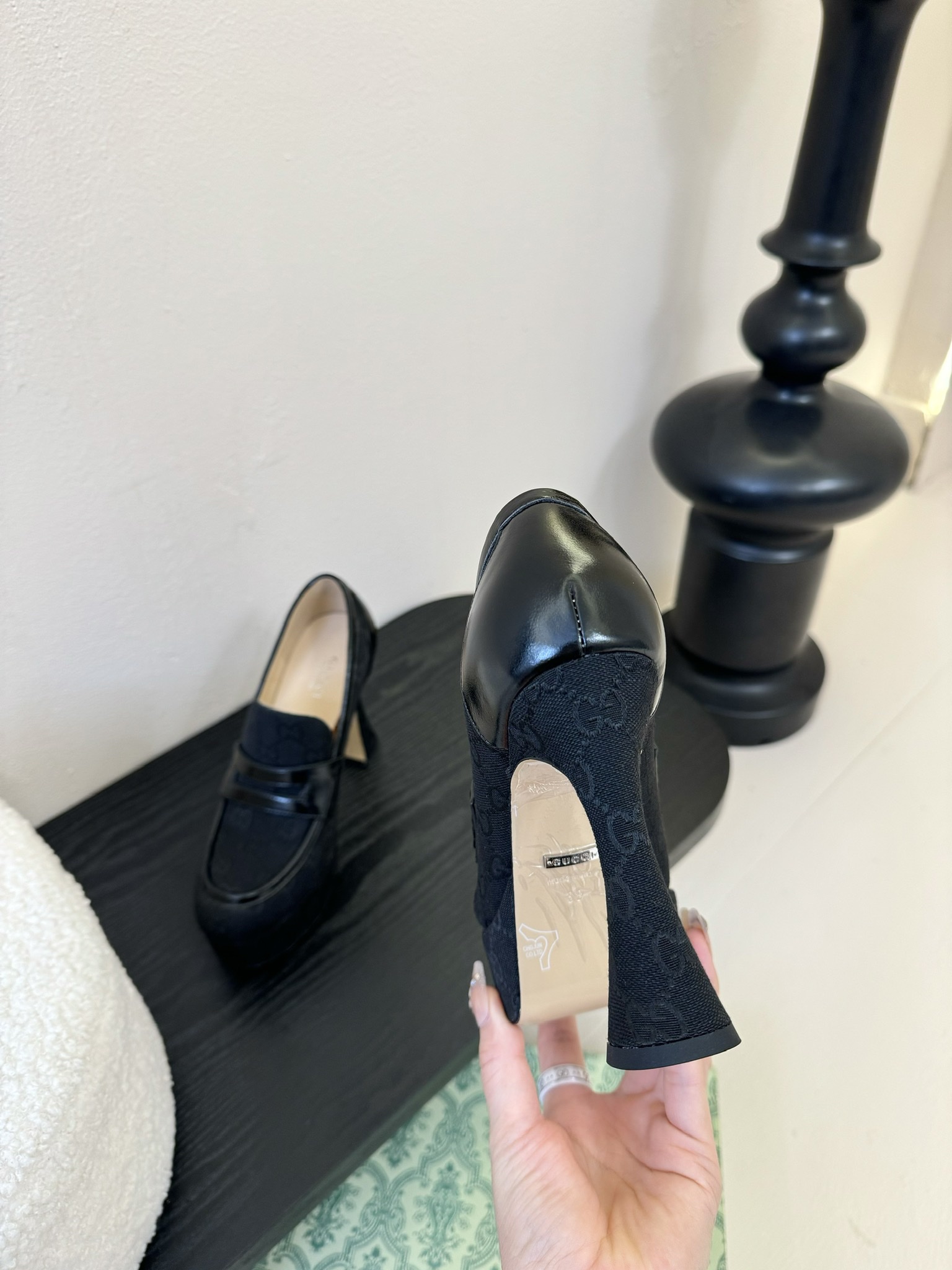 
Gucci古驰
 坡跟水台-专柜同步发售
上脚非常完美！优雅大方！
鞋面品牌布
内里牛皮 
垫脚牛皮 