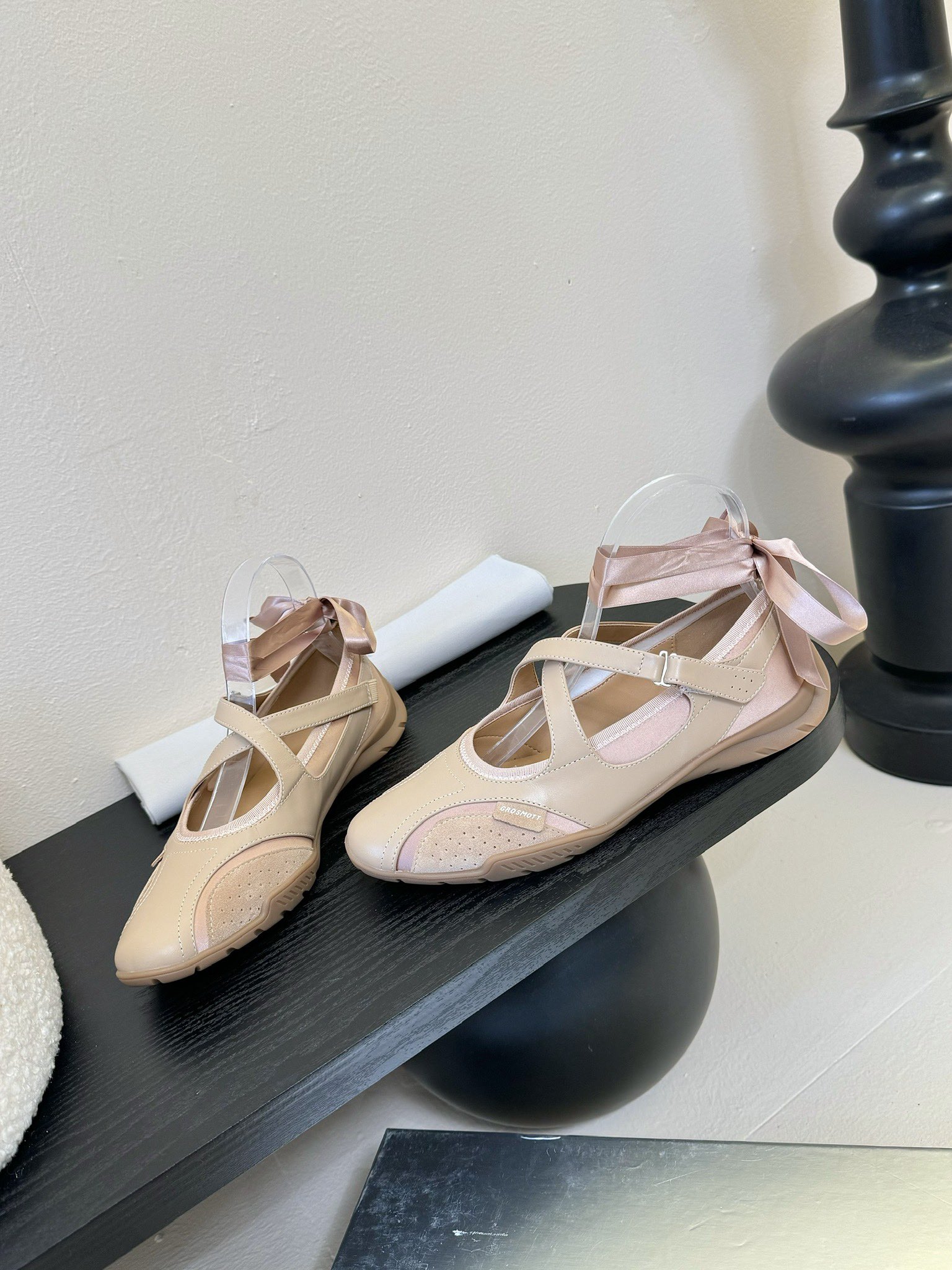 Footwear Fashion Summary: 69627QUAI combines boxing and ballet influences for a sporty yet charming look in sizes 35-40. - 图片 3
