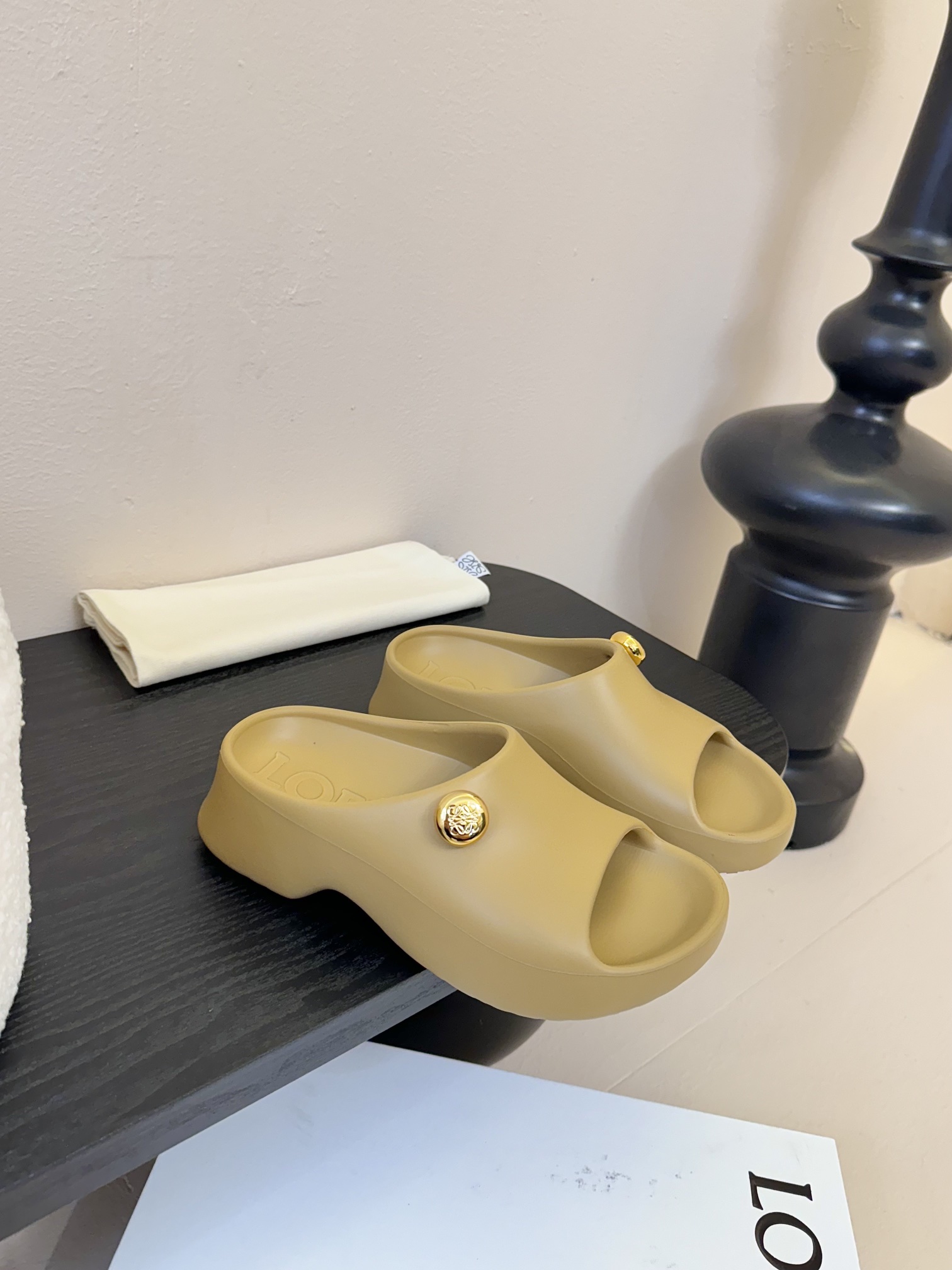 
LOEWE 罗意威 25ss春夏新款 paulas限定 拖鞋

超轻拖鞋，超舒服，可湿水，去沙滩🏖️穿