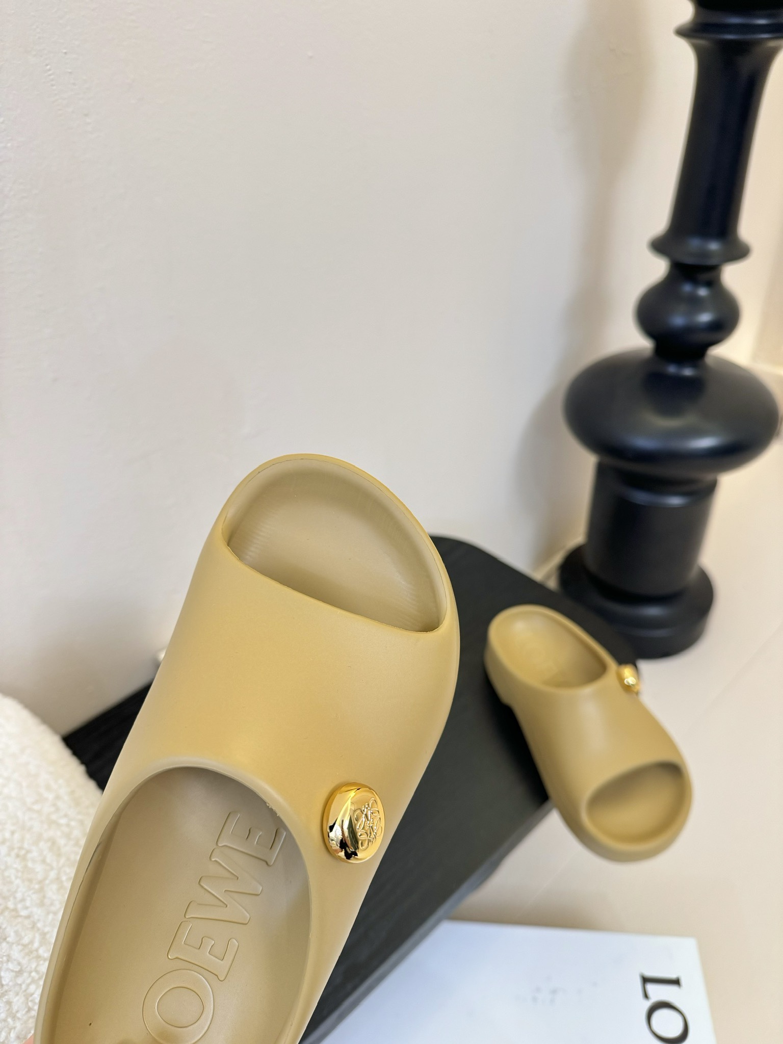 
LOEWE 罗意威 25ss春夏新款 paulas限定 拖鞋

超轻拖鞋，超舒服，可湿水，去沙滩🏖️穿