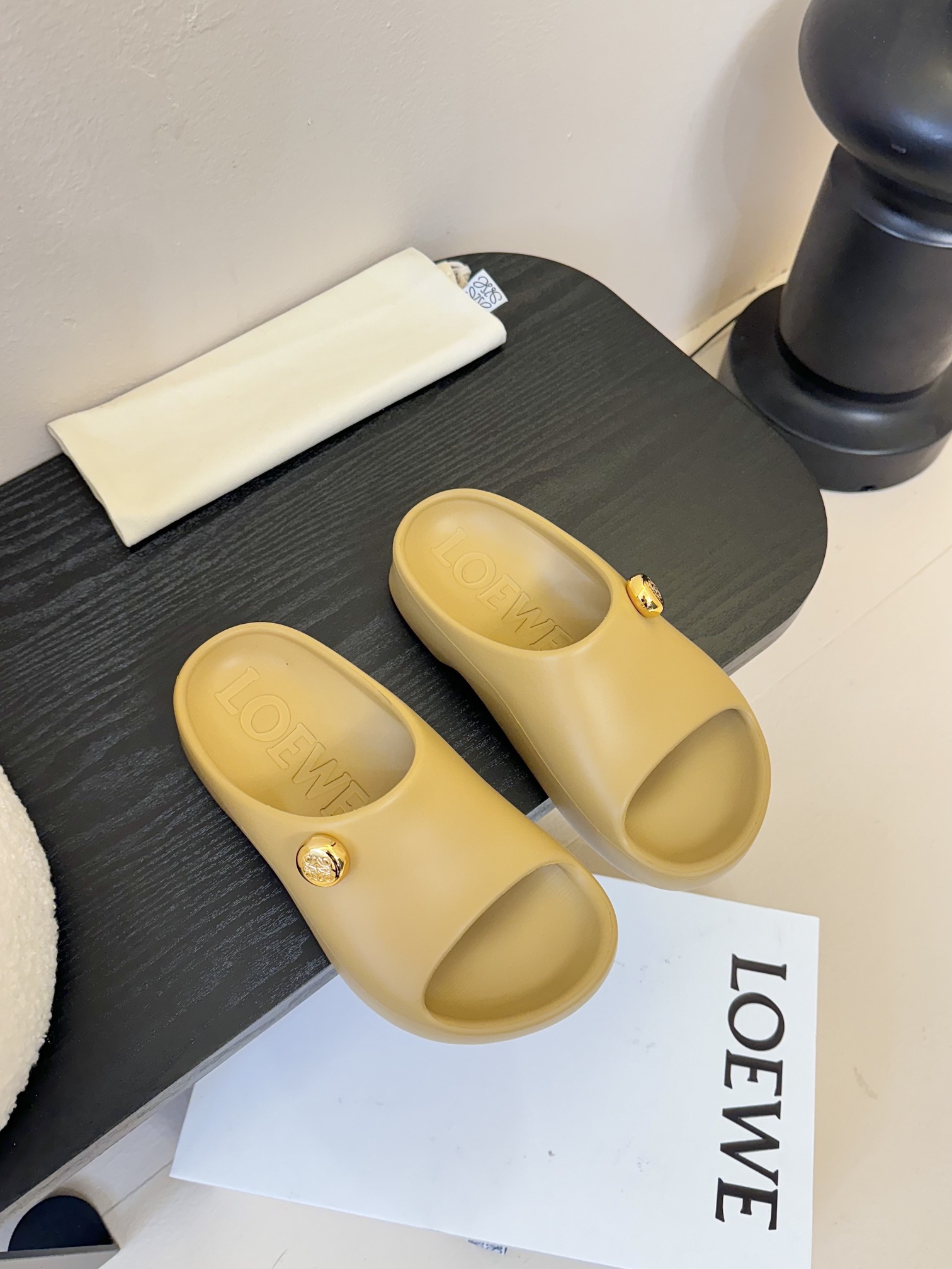 
LOEWE 罗意威 25ss春夏新款 paulas限定 拖鞋

超轻拖鞋，超舒服，可湿水，去沙滩🏖️穿