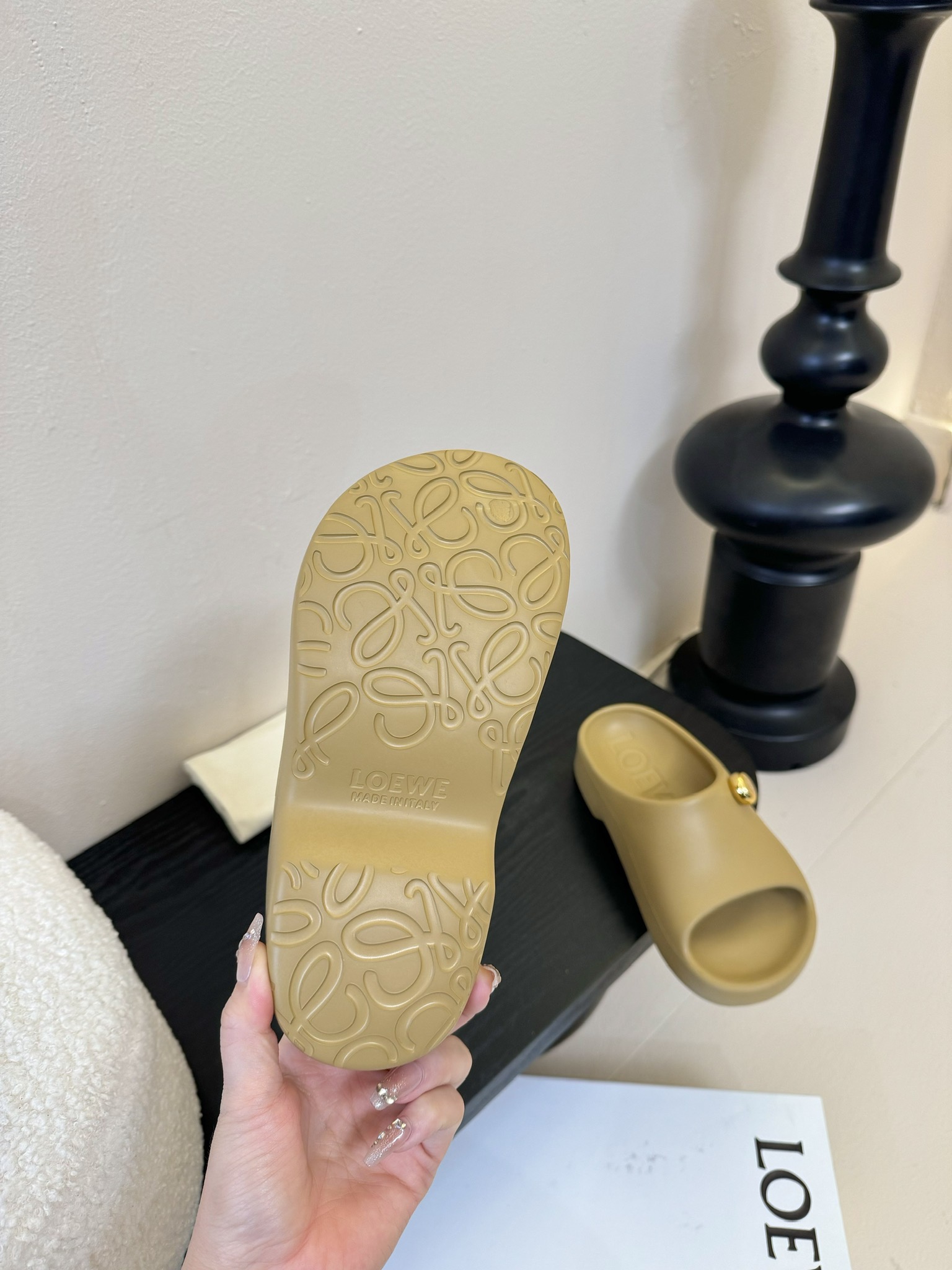 
LOEWE 罗意威 25ss春夏新款 paulas限定 拖鞋

超轻拖鞋，超舒服，可湿水，去沙滩🏖️穿