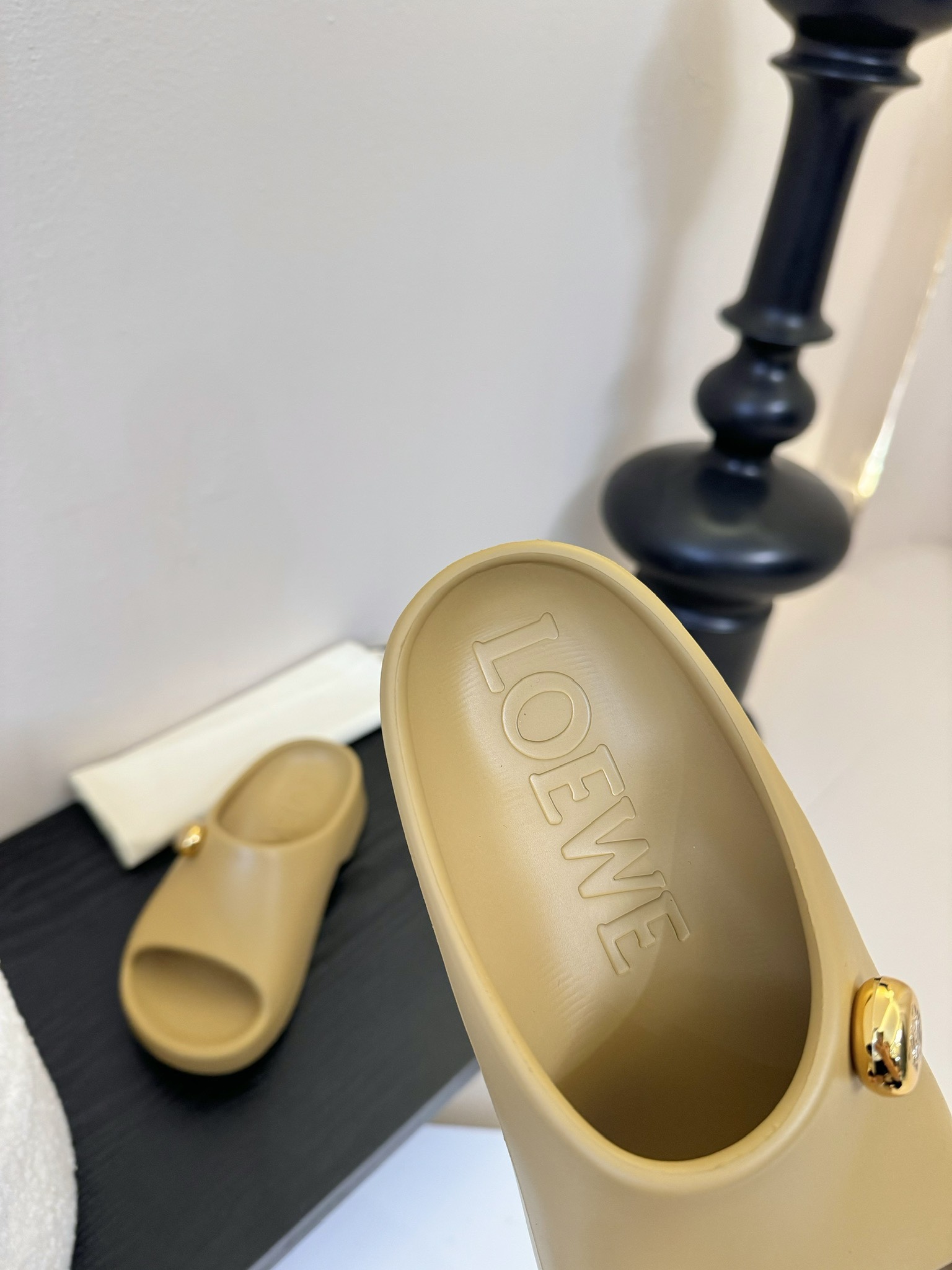 
LOEWE 罗意威 25ss春夏新款 paulas限定 拖鞋

超轻拖鞋，超舒服，可湿水，去沙滩🏖️穿