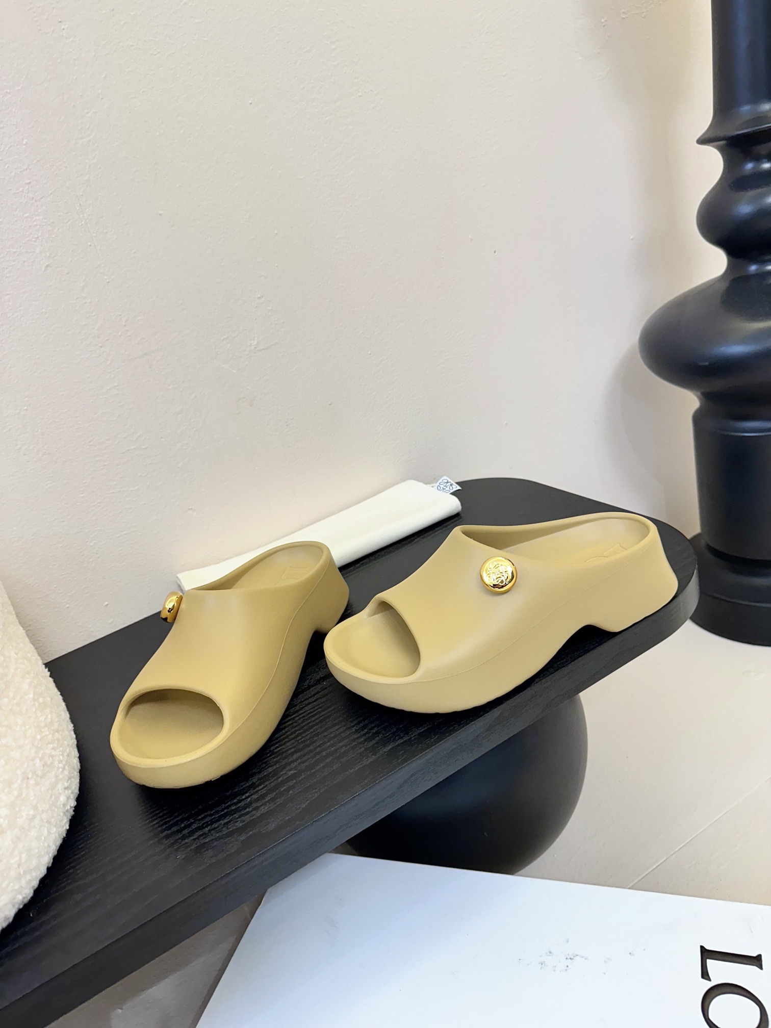 
LOEWE 罗意威 25ss春夏新款 paulas限定 拖鞋

超轻拖鞋，超舒服，可湿水，去沙滩🏖️穿
