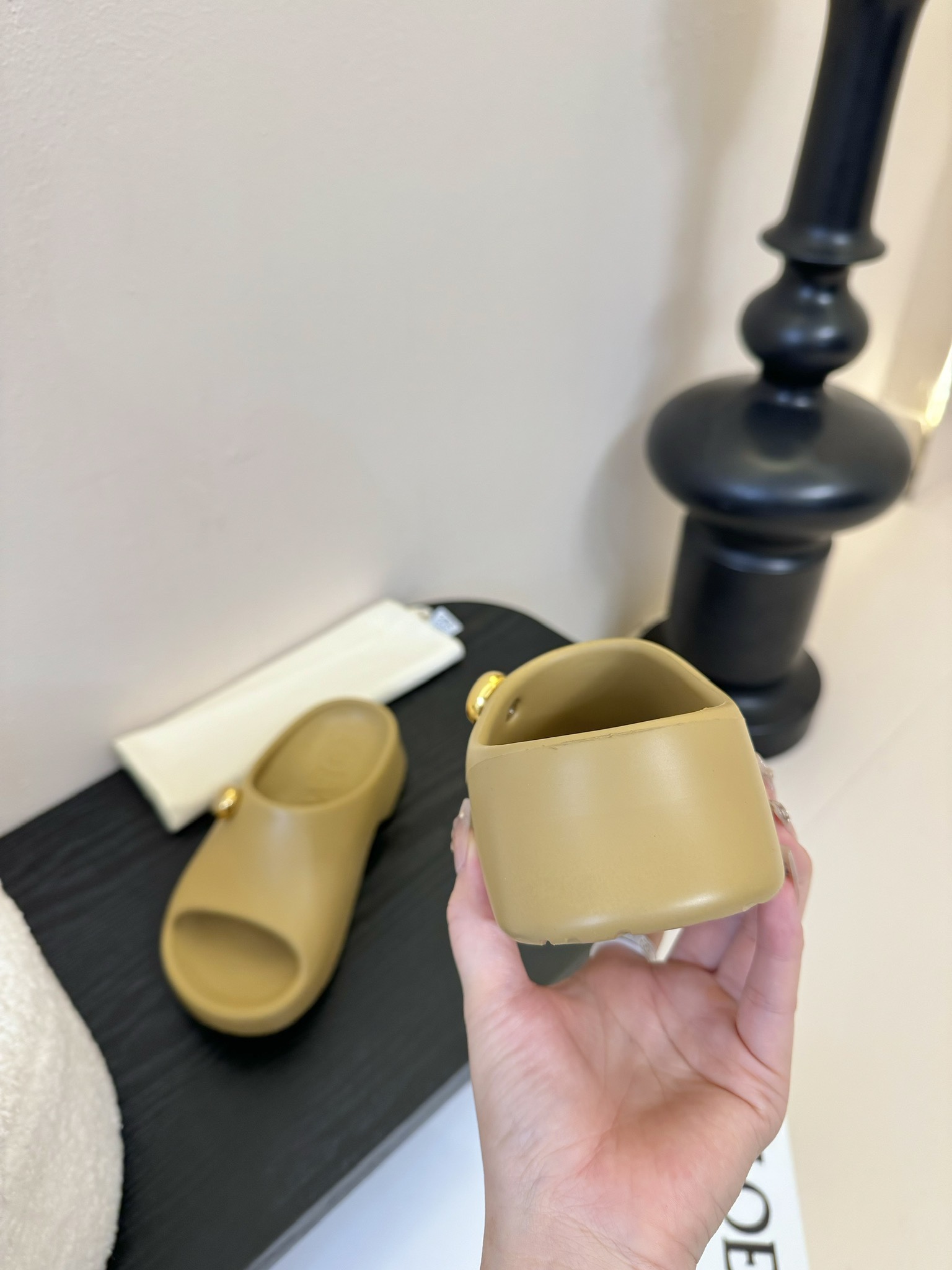 
LOEWE 罗意威 25ss春夏新款 paulas限定 拖鞋

超轻拖鞋，超舒服，可湿水，去沙滩🏖️穿