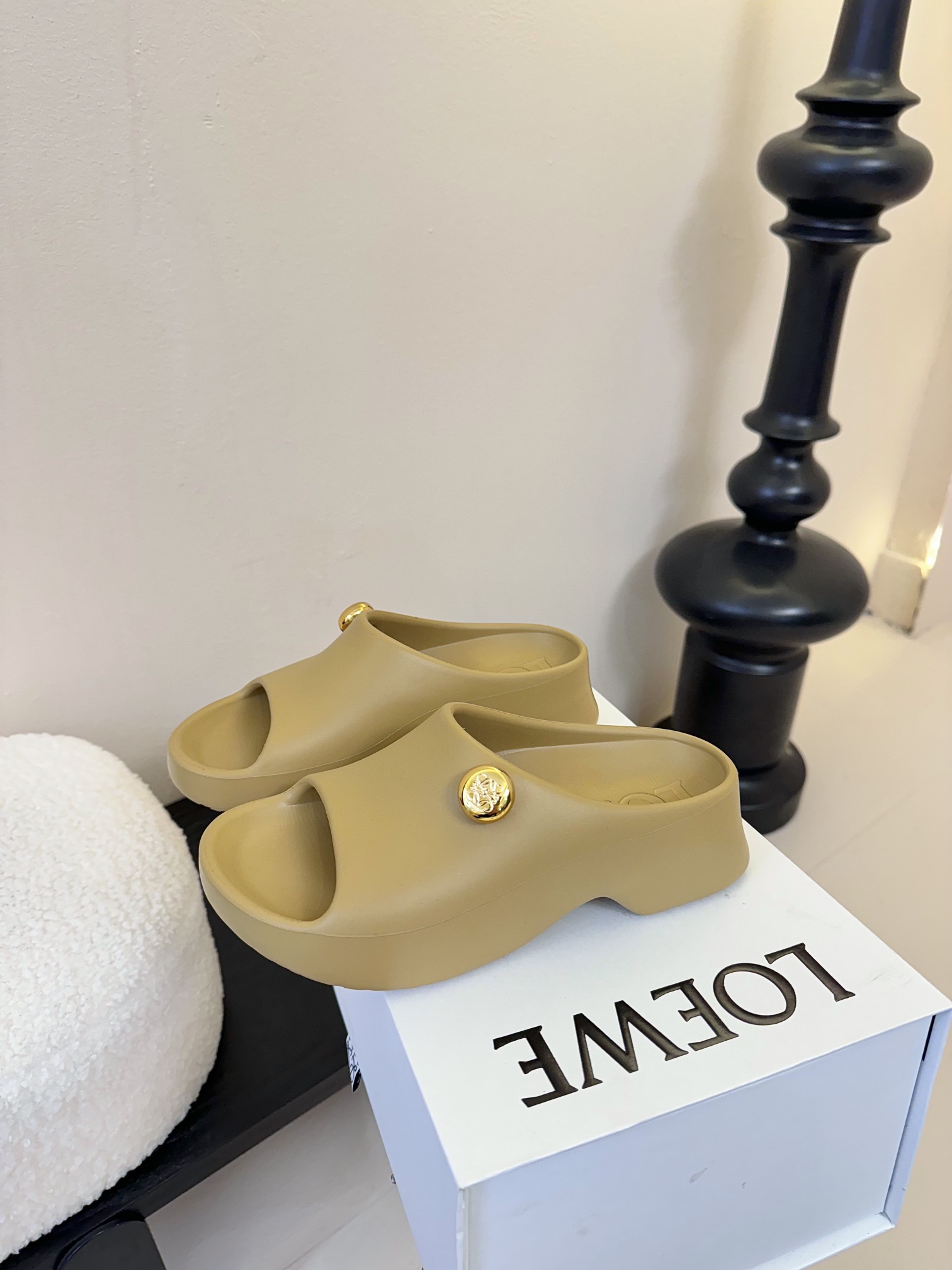 
LOEWE 罗意威 25ss春夏新款 paulas限定 拖鞋

超轻拖鞋，超舒服，可湿水，去沙滩🏖️穿