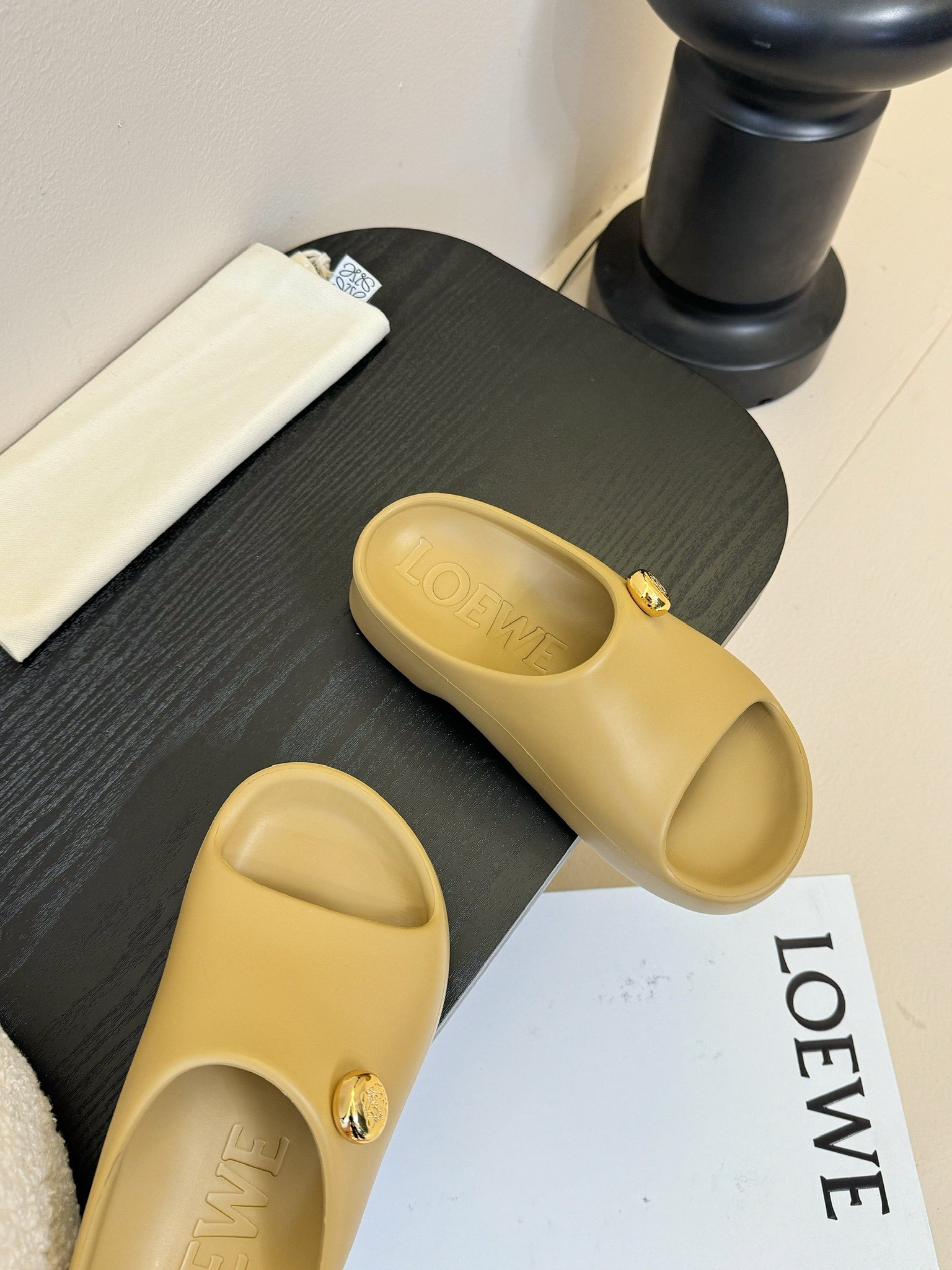 
LOEWE 罗意威 25ss春夏新款 paulas限定 拖鞋

超轻拖鞋，超舒服，可湿水，去沙滩🏖️穿