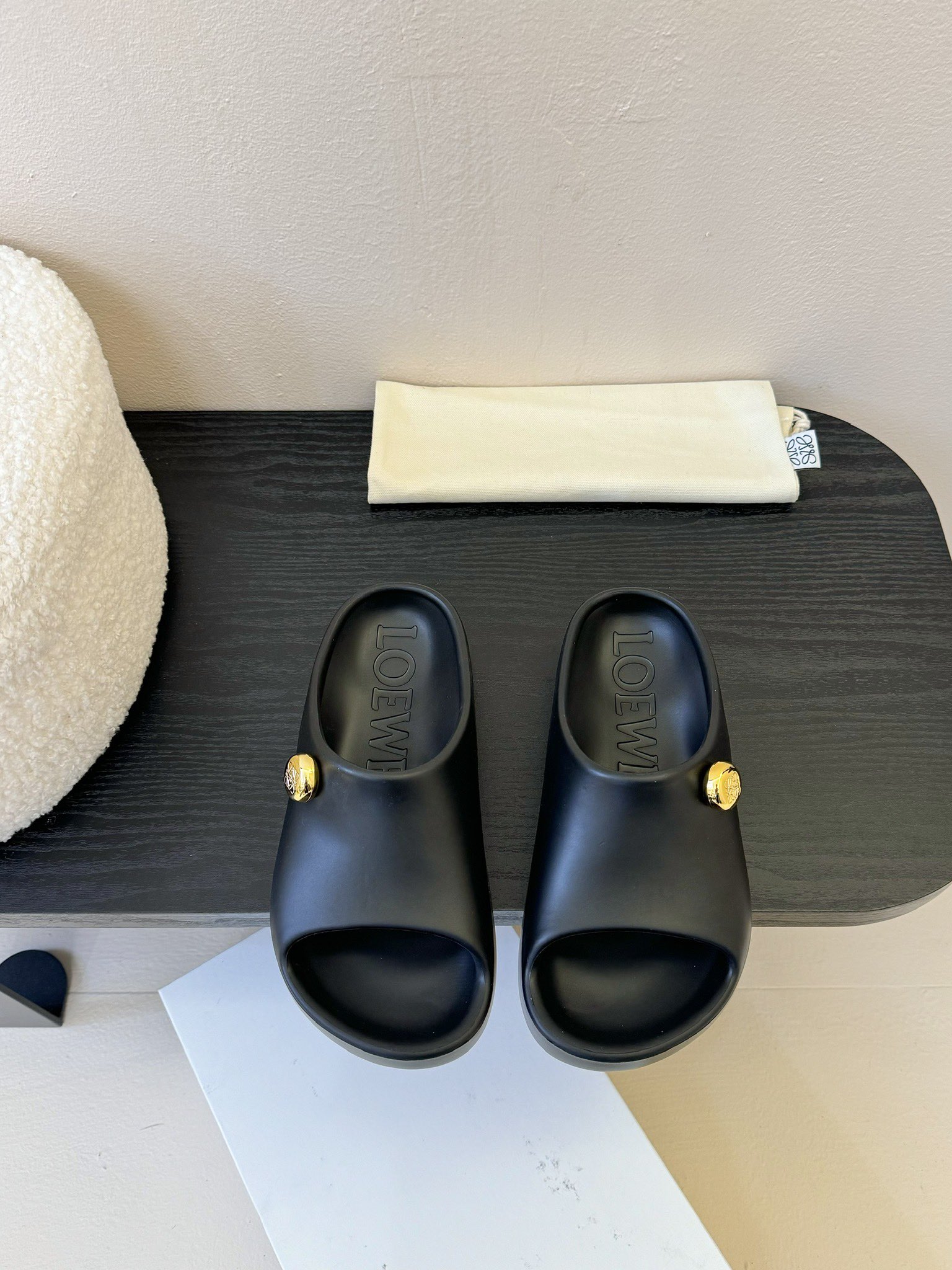 
LOEWE 罗意威 25ss春夏新款 paulas限定 拖鞋

超轻拖鞋，超舒服，可湿水，去沙滩🏖️穿