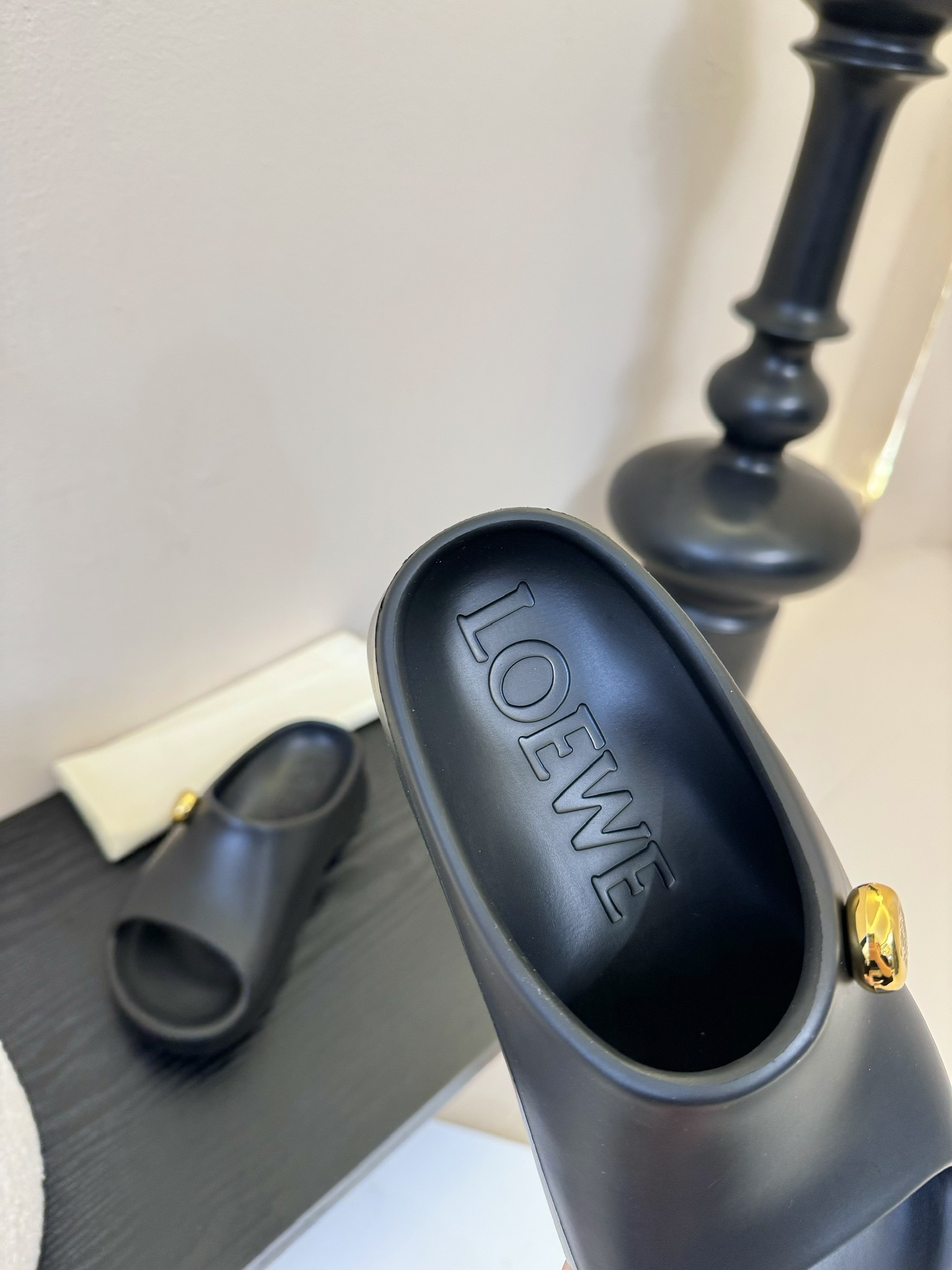 
LOEWE 罗意威 25ss春夏新款 paulas限定 拖鞋

超轻拖鞋，超舒服，可湿水，去沙滩🏖️穿