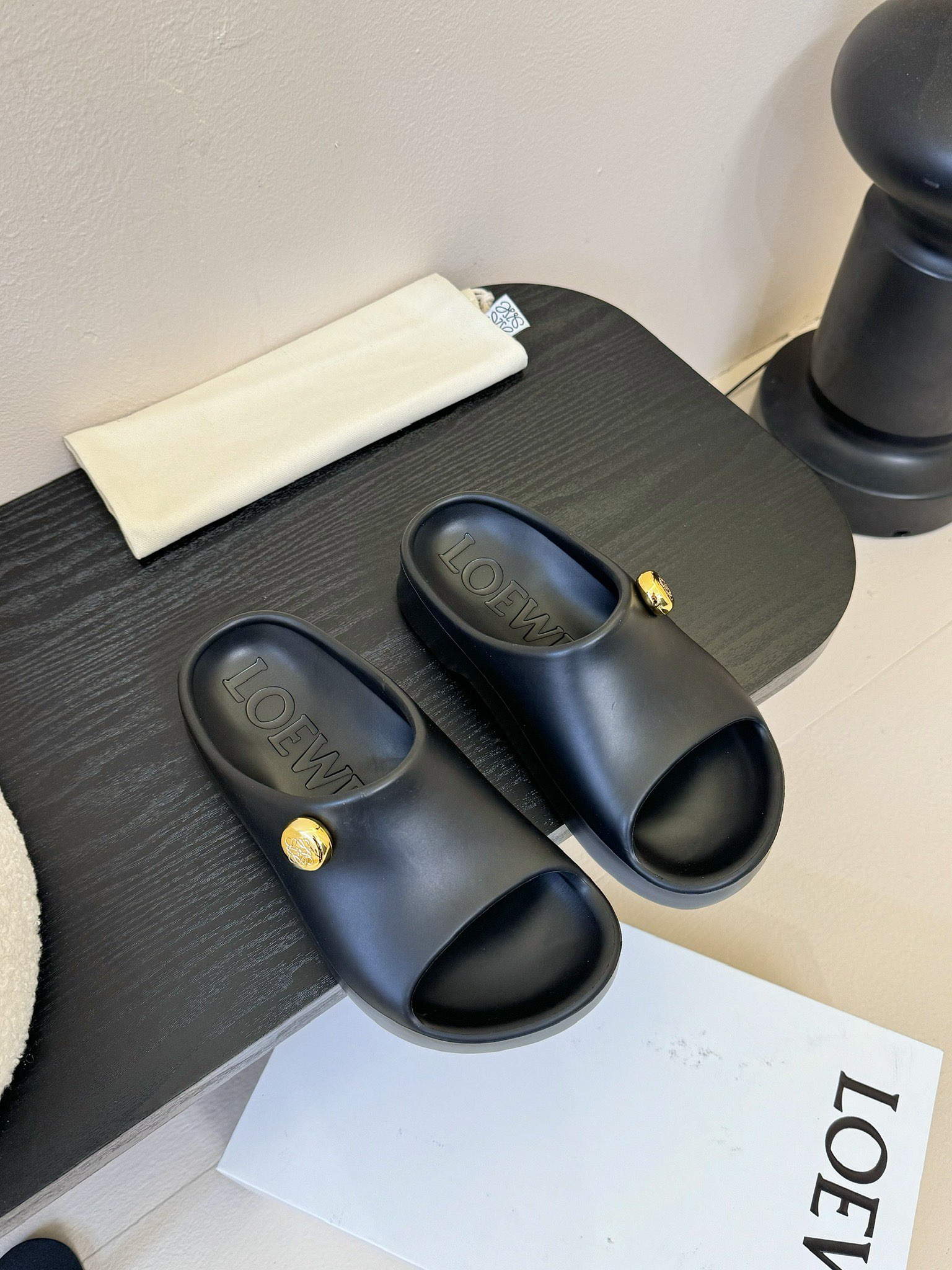 
LOEWE 罗意威 25ss春夏新款 paulas限定 拖鞋

超轻拖鞋，超舒服，可湿水，去沙滩🏖️穿