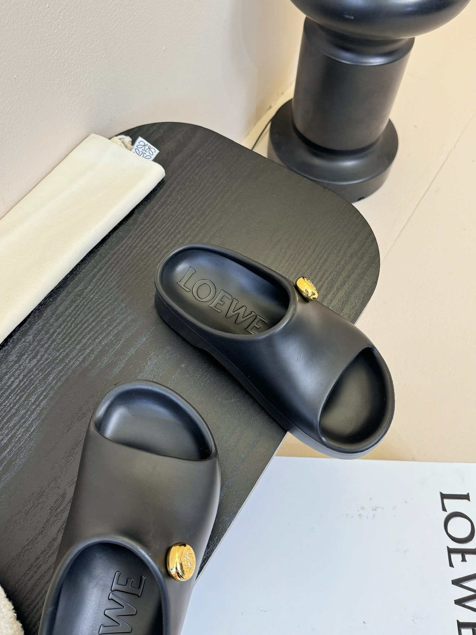 
LOEWE 罗意威 25ss春夏新款 paulas限定 拖鞋

超轻拖鞋，超舒服，可湿水，去沙滩🏖️穿