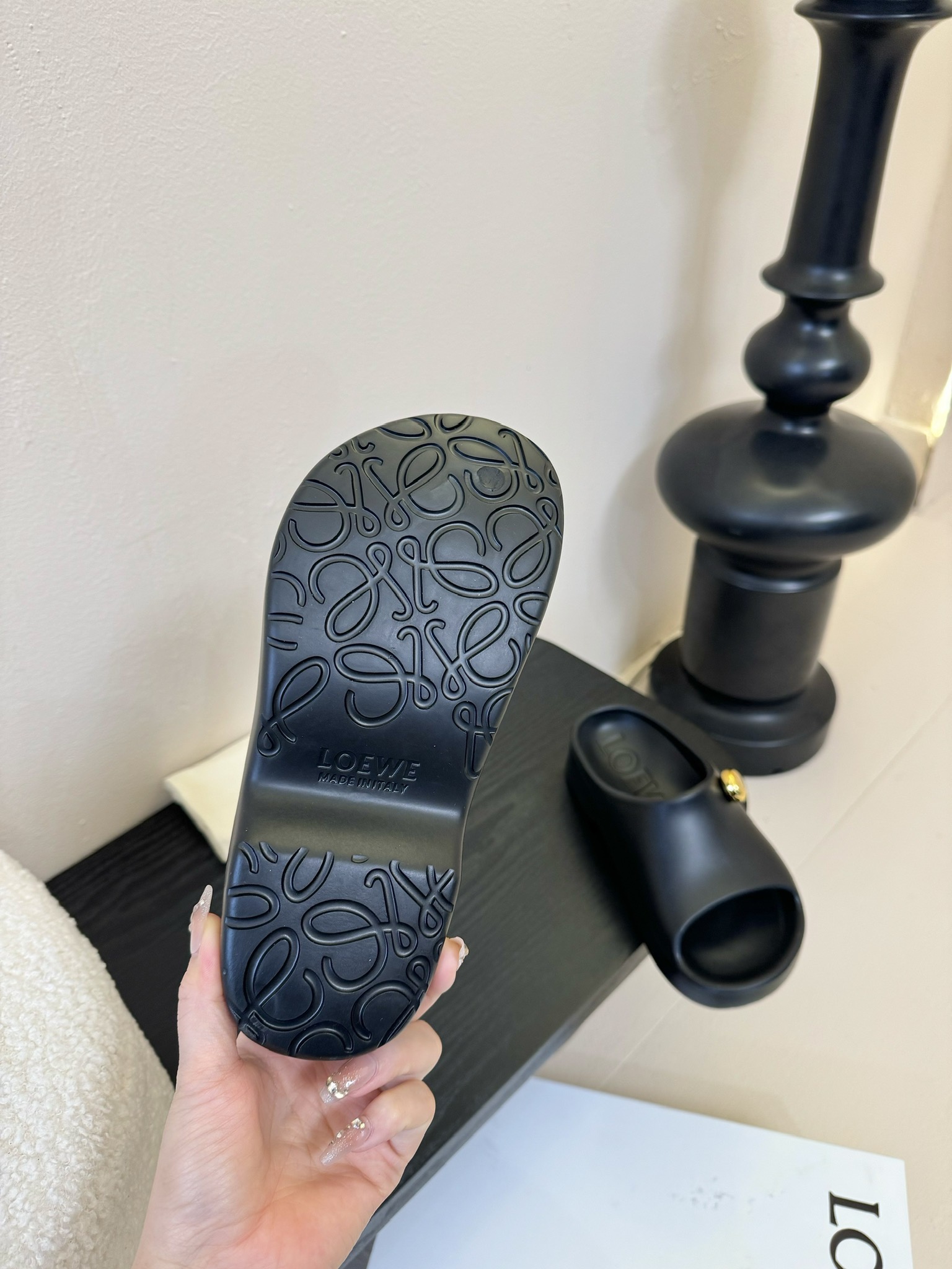 
LOEWE 罗意威 25ss春夏新款 paulas限定 拖鞋

超轻拖鞋，超舒服，可湿水，去沙滩🏖️穿