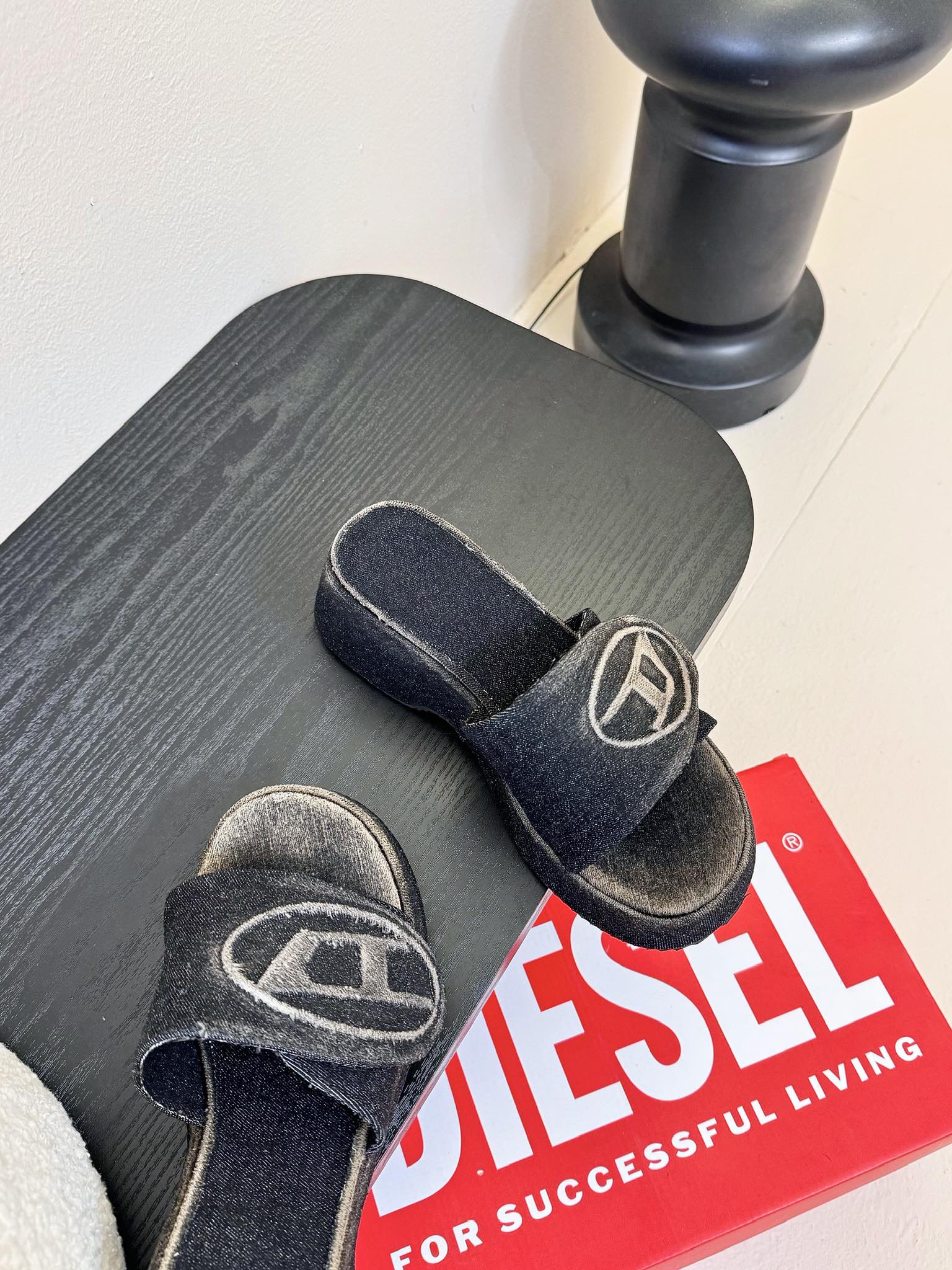 
Diesel是意大利牛仔时装品牌，DIESEL不仅是时尚服饰品牌

它更代表一种生活方式
2024年春