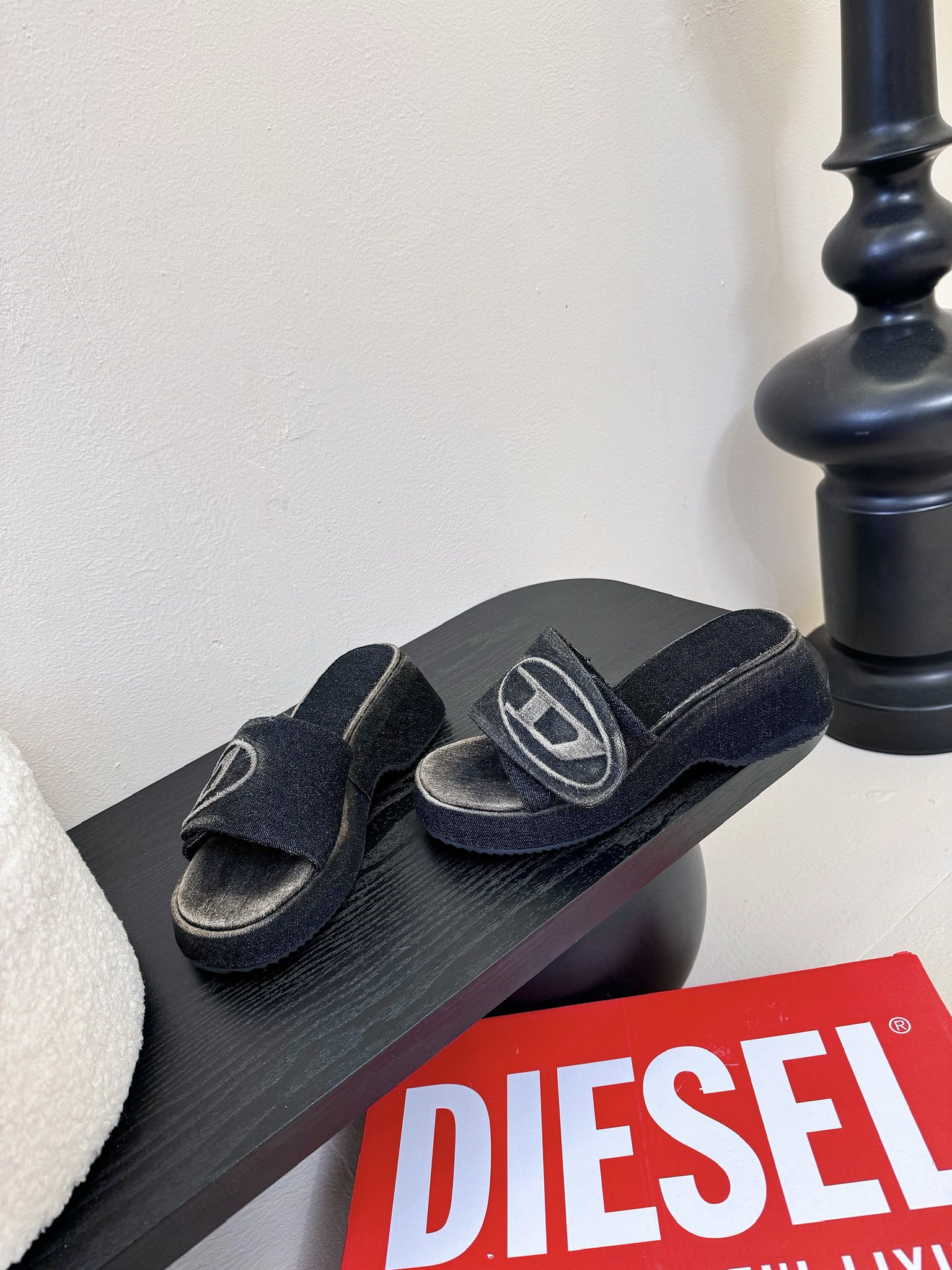 
Diesel是意大利牛仔时装品牌，DIESEL不仅是时尚服饰品牌

它更代表一种生活方式
2024年春
