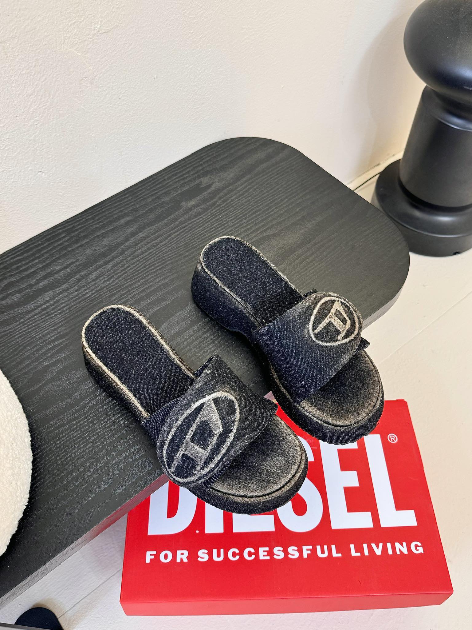 
Diesel是意大利牛仔时装品牌，DIESEL不仅是时尚服饰品牌

它更代表一种生活方式
2024年春