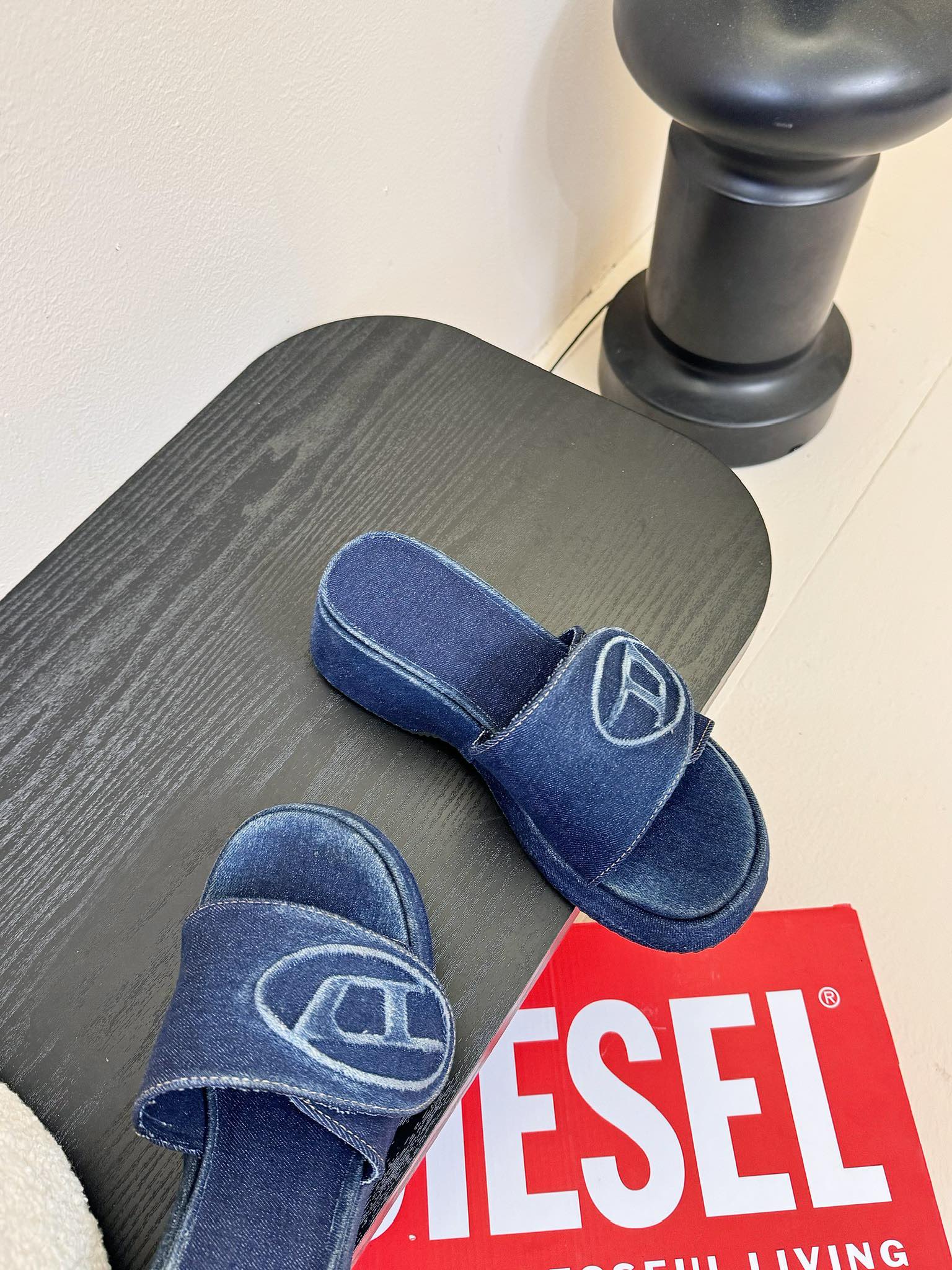
Diesel是意大利牛仔时装品牌，DIESEL不仅是时尚服饰品牌

它更代表一种生活方式
2024年春