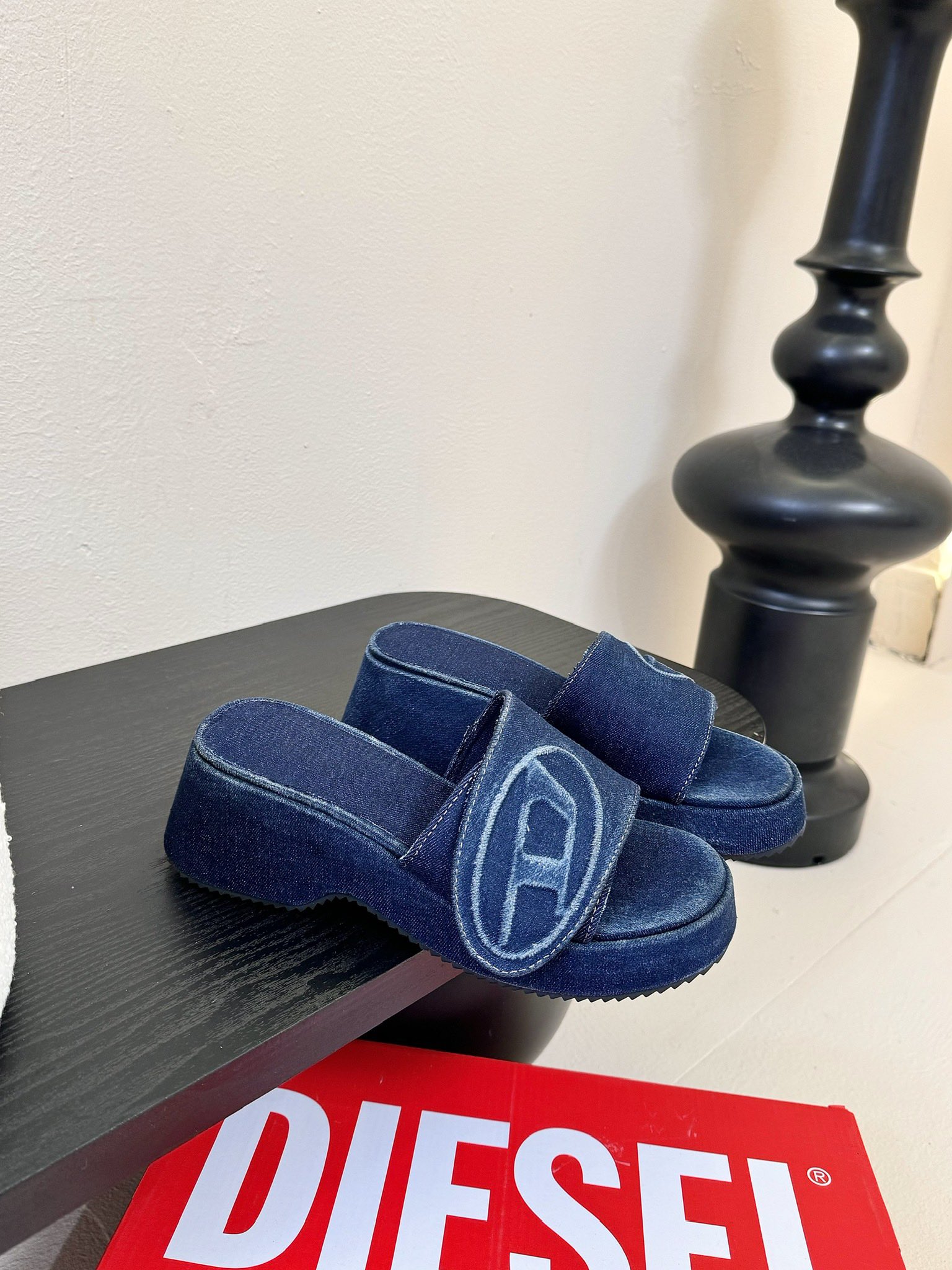 
Diesel是意大利牛仔时装品牌，DIESEL不仅是时尚服饰品牌

它更代表一种生活方式
2024年春