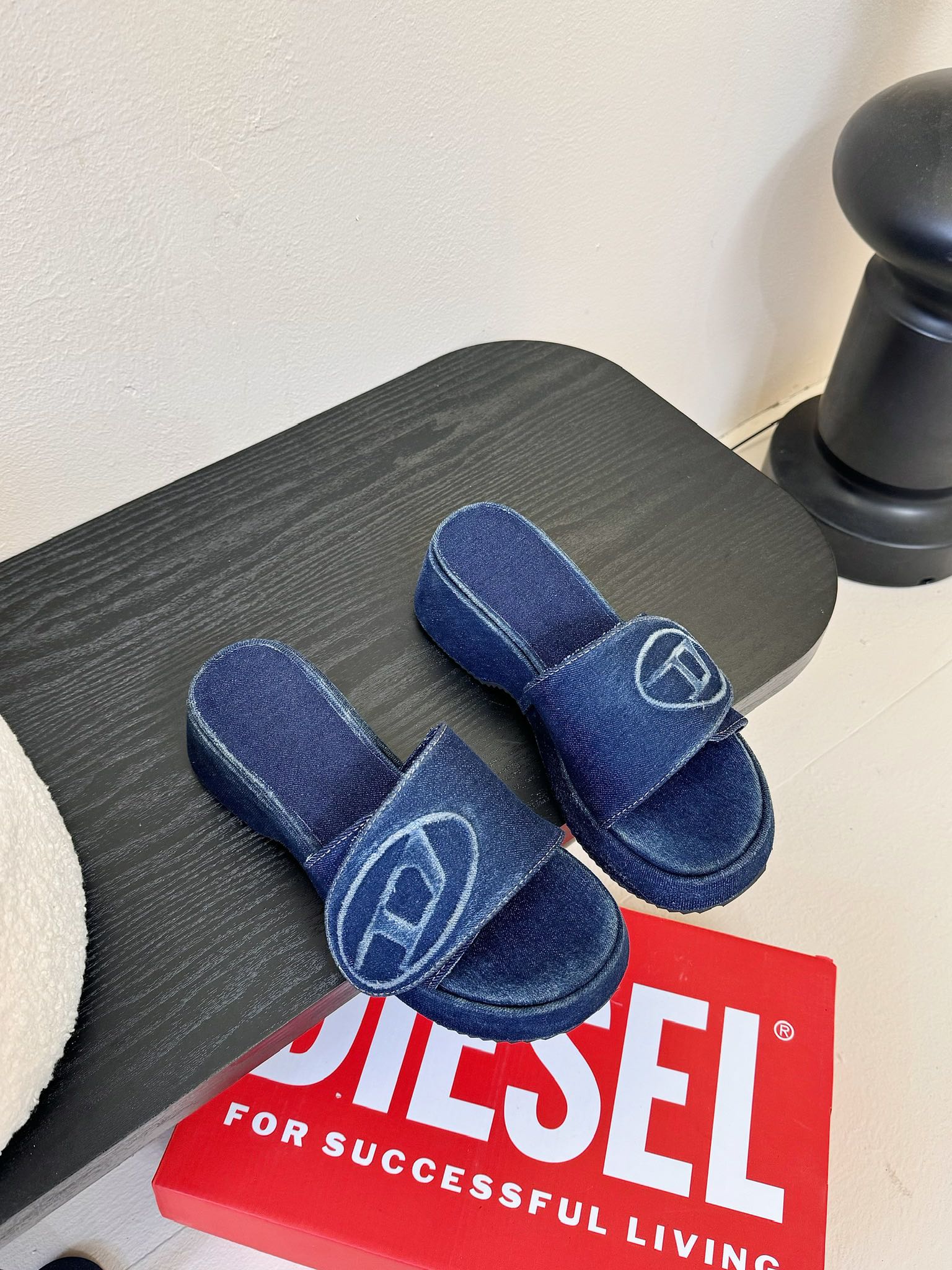 
Diesel是意大利牛仔时装品牌，DIESEL不仅是时尚服饰品牌

它更代表一种生活方式
2024年春