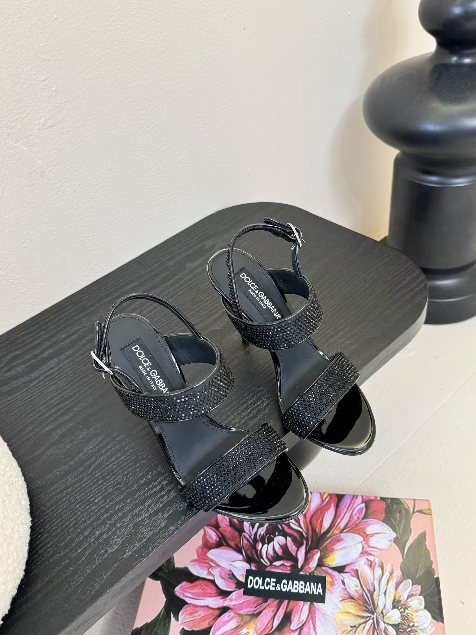 NO:392736,D&G classical and modern Italian romantic aesthetics Dolce & Gabbana Lines, styles, visible high-end sense, non-market currency ratio DG Dolce & Gabbana show direct hit, synchronous update Dolce & Gabbana's design always combines classicism and modern style and is creative and romantic Baroque style Baroque palace style Italian aesthetics The beautiful legend of Sicily Dolce & Gabbana upper silk lining sheepskin/footpad packaging Dolce & Gabbana original packaging Size 35-39 (40 custom made), high heels sandals, Dolce & Gabbana, Dolce & Gabbana, Dolce & Gabbana, sandals, high heels, sheepskin, real silk19860909D&G古典与现代碰撞出的意式浪漫美学 杜嘉班纳（Dolce & Gabbana） 线条,版型,看得到的高级感,非市场通货比 DG杜嘉班纳秀场直击,同步更新 杜嘉班纳的设计总是结合古典主义与现代风格 并具备创意、浪漫 巴洛克风格 巴洛克宫廷风 意式美学西西里美丽的传说 Dolce & Gabbana 鞋面真丝 内里羊皮/垫脚 包装杜嘉班纳原版包装 码数35-39（40定做）,高跟鞋凉鞋,Dolce&Gabbana,Dolce&Gabbana,Dolce&Gabbana,sandals,high heels,sheepskin,real silk,Women's Shoes