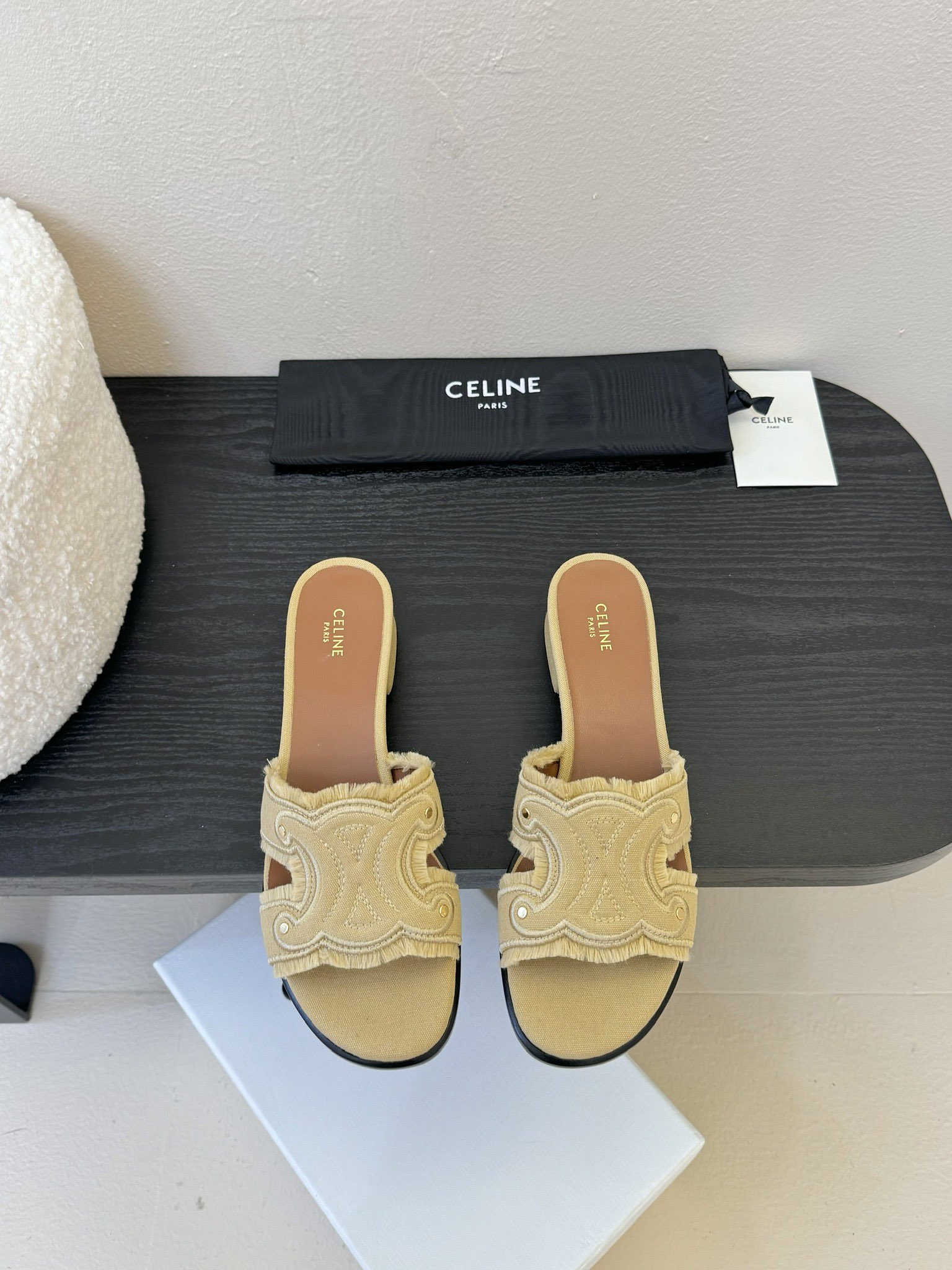 NO:386271,CELIN* Serin Arc de Triomphe made of old flat slippers Simple and comfortable, clean and neat, the old denim is really beautiful Whether worn alone or with wide-leg pants, high street and retro, let's make CELINE girls. The upper original denim is the inner lining original, outsole original 11 sizes 35-40 (40.41 customization, no return or replacement), slippers, celine, slippers19860909批 CELIN* 塞林凯旋门做旧平底拖鞋 简单舒服,干净利落,做旧牛仔真的太美啦 无论是单穿还是搭配阔腿裤,高街又复古一起来做CELINE女孩 鞋面原版牛仔 内里原版内里 大底原版11 码数35-40（40.41定制不退不换）,拖鞋,celine,slippers,Women's Shoes