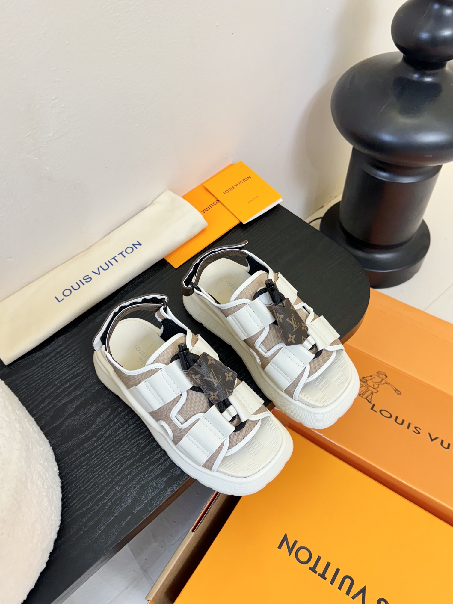 NO:383043,5 new arrival~LV spring and summer thick patent leather water table sandals. The tannin color combination of beef patent leather is so outstanding!  Sexy and comfortable, full of the full emotional value that beautiful summer shoes can give. The sandals are also very well-behaved and beautiful!  Material stone pattern cowhide with TPu silk cowhide 'net brie' size 35-41, sandals, louis vuitton, louis vuitton, louis vuitton, sandals, cowhide198609095 驴家新品 new arrival～LV春夏厚底漆皮水台凉鞋.单宁色搭配的牛漆皮皮质,也太出彩了！性感舒适,拉满了夏日美鞋能给的满分情绪价值.凉鞋的造型也很乖巧好看呀！ 材料石头纹牛皮配TPu条丝绸牛皮包边「网布里」 size 35-41,凉鞋,louis vuitton,louis vuitton,louis vuitton,sandals,cowhide,Women's Shoes