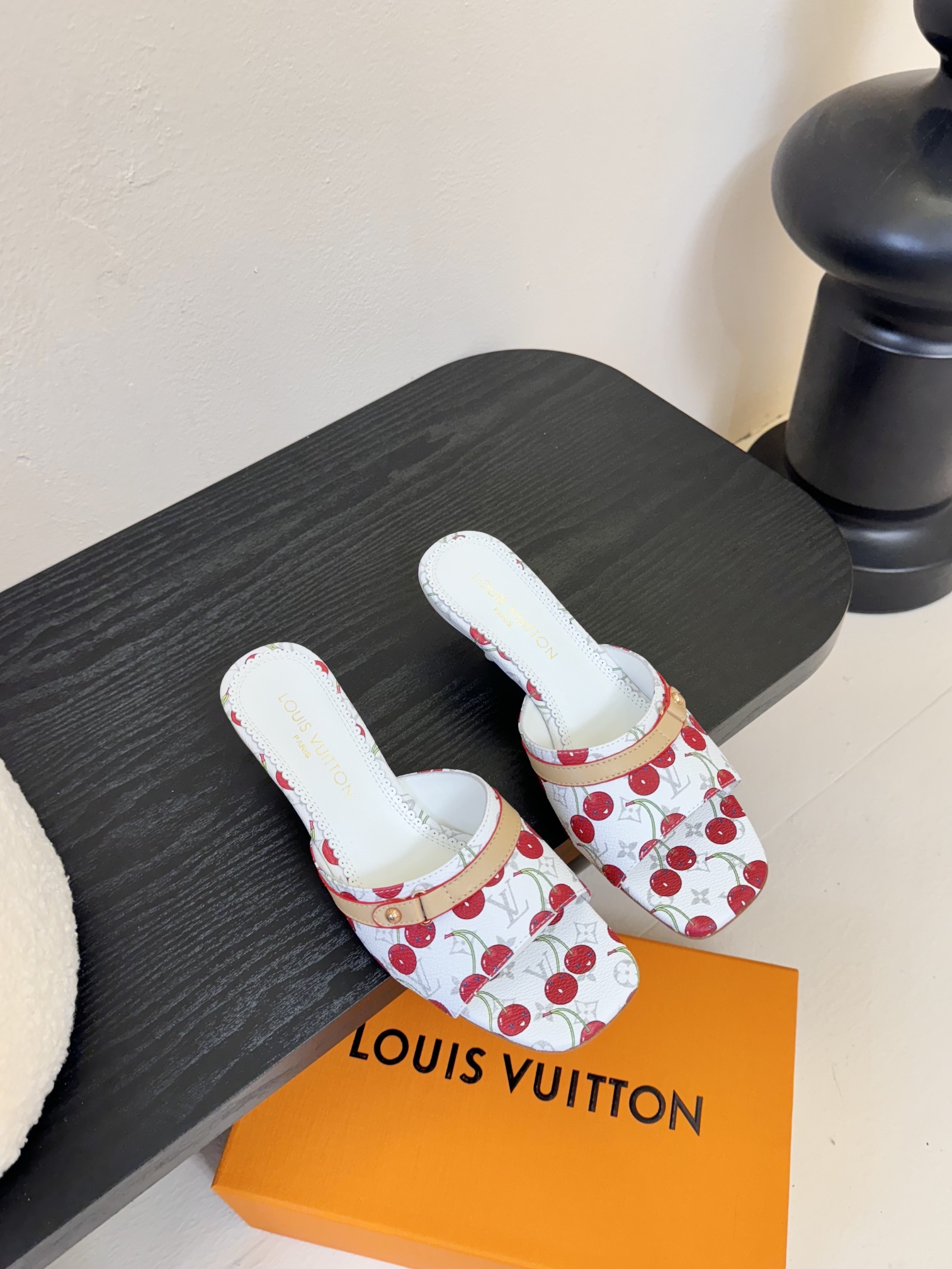 NO:383029,Louis Vuitton ss25 new arrival LV donkey brand spring and summer new series high heel slippers Simple and exquisite, full of high-end feel, showing elegant temperament ~ super beautiful on the feet, full of summer beautiful shoes, imported upper imported toe layer cowhide 3D printing inner sheepskin inner heel height 5.5cm outsole imported Italian leather outsole size 35-41 (40.41 custom made without return), high heels slippers, louis vuitton, louis vuitton, louis vuitton, high heels, slippers, cowhide, sheepskin, Leather soles19860909Louis Vuitton ss25 new arrival LV驴牌春夏新品系列高跟拖鞋 简约精致,高级感满满,尽显优雅气质～上脚超好看,拉满了夏日美鞋的绝绝子 鞋面进口头层牛皮3d打印 内里羊皮内里 跟高5.5cm 大底意大利进口真皮大底 码数35-41（40.41订做不退换）,高跟鞋拖鞋,louis vuitton,louis vuitton,louis vuitton,high heels,slippers,cowhide,sheepskin,Leather soles,Women's Shoes