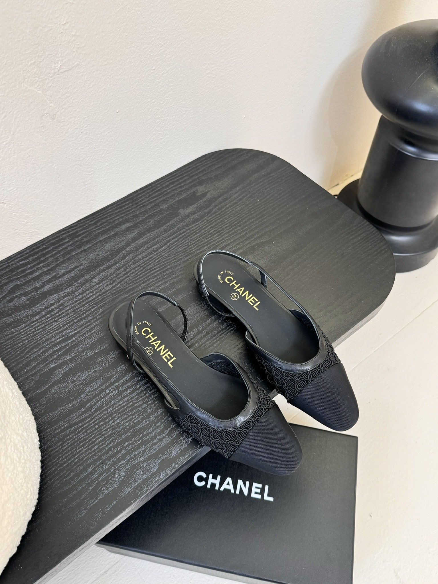 NO:383023,CHANE*25s Little Chanel Early Spring Hot Products Braided Mary Jane Baotou Single Shoes Sandals are definitely your own style!  !  It's much more comfortable than the classic Slingback!  Every color makes your feet look white, which makes you look white! It's so cute! It's a hot little fragrance again~ Material original material, inner lining original inner lining sheepskin, outsole genuine leather sole Size: 35-39/(40/41 Customized, no return or replacement), sandals, Mary Jane, chanel, chanel, sandals, mary jane, sheepskin19860909CHANE*25s小香奈儿早春爆品编织玛丽珍包头单鞋凉鞋 妥妥的自留款！！比经典款Slingback舒服太多啦！每个颜色上脚都很显白 的显白利器!好嗲啊!又是火爆的小香~ 材质原版材质 内里原版内里羊皮 大底真皮鞋底 码数:35-39/(40/41定制不退不换),凉鞋玛丽珍,chanel,chanel,sandals,mary jane,sheepskin,Women's Shoes