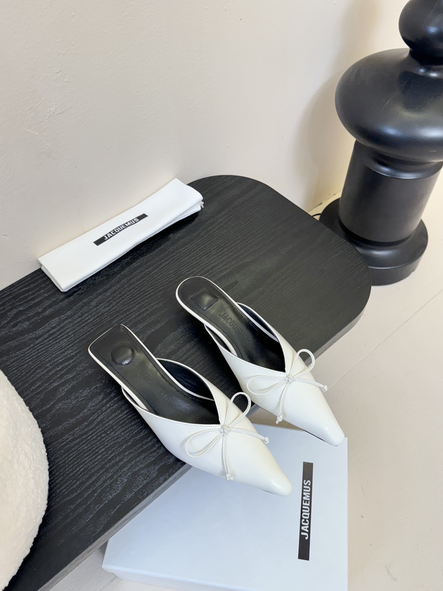 NO:383018,jacquemus 25 aw pointed kitten heel shoes Popular items recently This pair is very fashionable. Major internet celebrities put on their feet. Full matching score. Original development and production. Craftsmanship development. Original custom-made beaded cowhide. Sheepskin. Leather soles. Size 35-39. 40 customization, semi-torch, cowhide, sheepskin, Leather soles.19860909jacquemus 25 aw 尖头小猫跟单鞋 近期热门单品 这双很时髦啦 各大网红上脚 搭配度满分 原版开发制作 匠心开发 原版定制开边珠牛皮 羊皮内里 真皮大底 码数35-39 40定制,半拖,cowhide,sheepskin,Leather soles,Women's Shoes