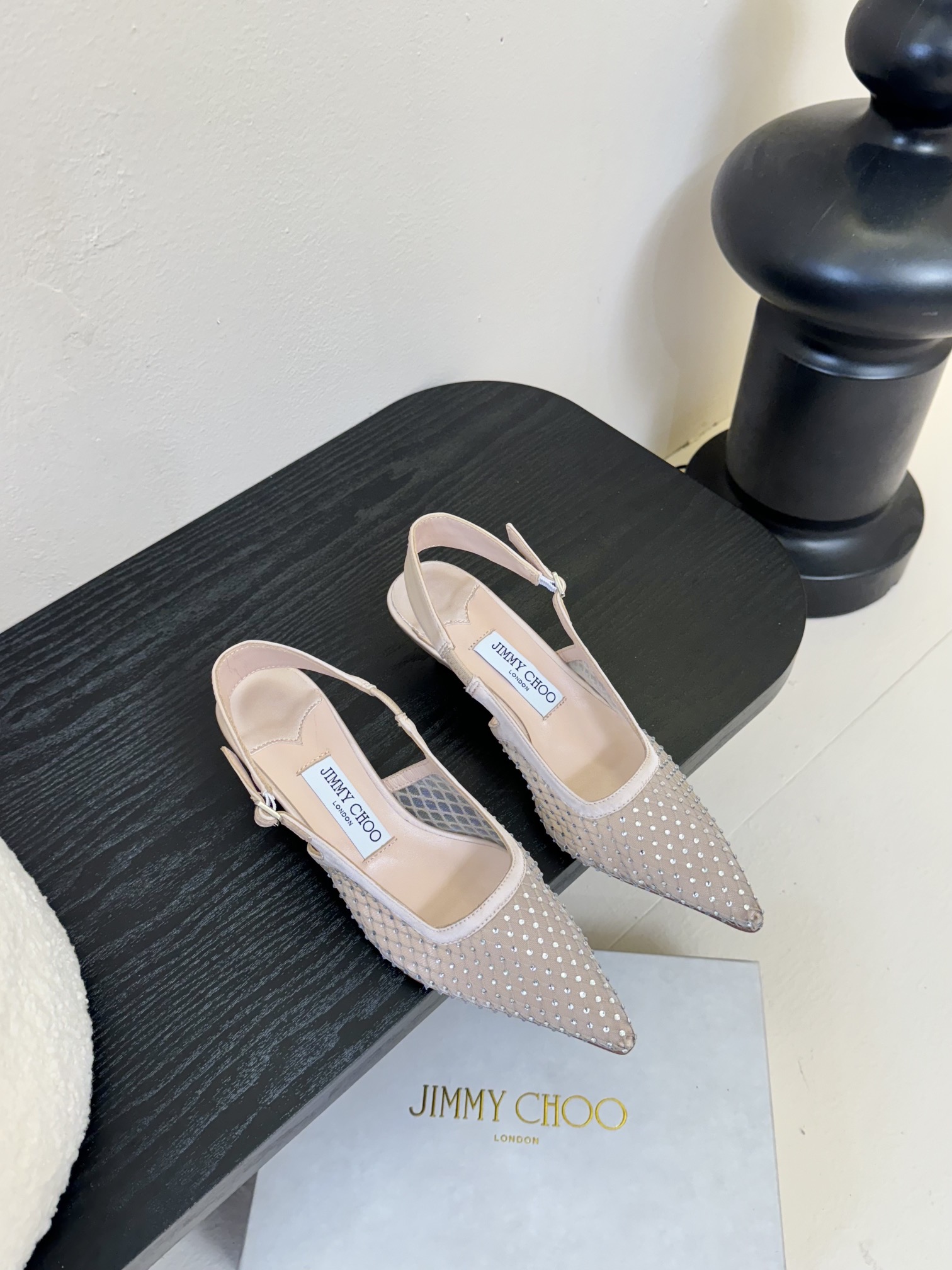 NO:383013,Jimmy Choo｜Zhou Yangjie's new spring and summer 25 new mesh hot diamond square-head kitten heel slippers!  Jc classic crystal hot diamond mesh high heels, a super fairy style!  It's so beautiful that it's super flash and expensive Swarovski crystal diamond bling bling drip... The upper is a super invincible goddess style. The upper is imported mesh/Swarovski crystal diamond. The upper is made of original mesh and iron diamond. The inner foot is full sheepskin. Italian imported cowhide sole. Size: 35-42 (40/41/42 is not returned or exchanged). Sandals, jimmy choo, swarovski, sandals, high heels, slippers, cowhide, sheepskin19860909Jimmy Choo｜周仰杰25春夏新品网纱烫钻方头小猫跟拖鞋！Jc经典水晶烫钻网纱高跟鞋 超级仙的一款啊！美得让人窒息 超闪昂贵施华洛世奇水晶钻 bling bling滴.. 上脚超级无敌女神范 鞋面采用进口网纱/施华洛世奇水晶钻 鞋面采用原版网纱烫钻 内里垫脚全羊皮 意大利进口牛皮大底 码数:35-42（ 40/41/42定不退换）,凉鞋,jimmy choo,swarovski,sandals,high heels,slippers,cowhide,sheepskin,Women's Shoes