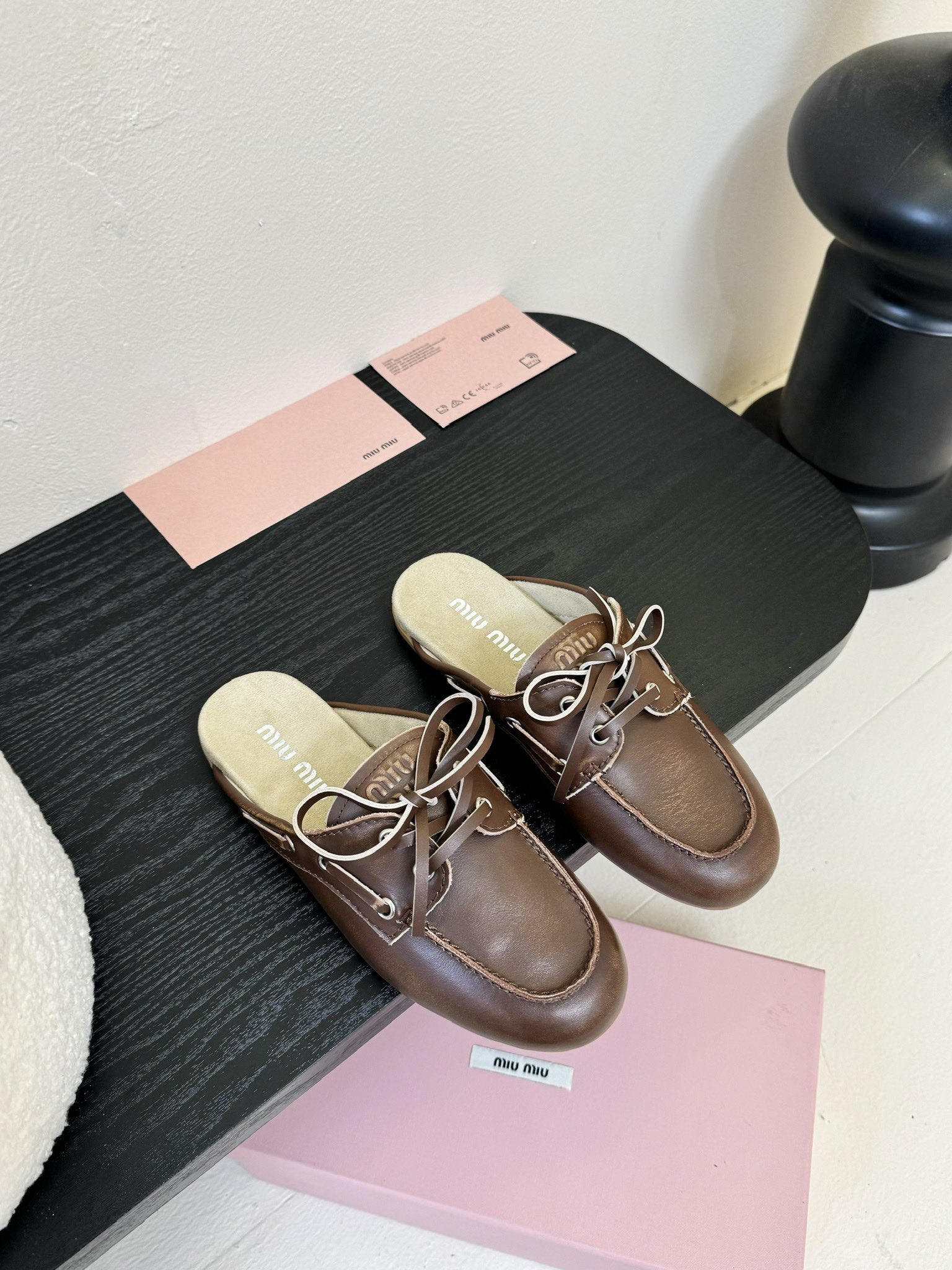 NO:383007,'MIU MI*' '*' 25 spring and summer retro lace-up slippers·Four colors·Everyone-way star ordering will try on orders, hot and casual and versatile, you won't regret it when you close your eyes (ZP develops and customizes the real version of the outsole) Customized upper imported velvet foot pad: open mold foot pad Light color khaki, brown, yellow camel, white skin Size 35-39 (40 can be customized without return and exchange), semi-torque, miumiu, slippers19860909「MIU MI*」「 *」25春夏 复古系带拖鞋·四色·各路明星订货会试穿订购火爆超级休闲百搭闭眼入都是不会后悔（ZP开发订制真正对版大底） 鞋面定制进口牛绒 垫脚:开模垫脚 颜色浅卡其、棕、黄驼、白皮 码数35-39 (40可定做不退换),半拖,miumiu,slippers,Women's Shoes