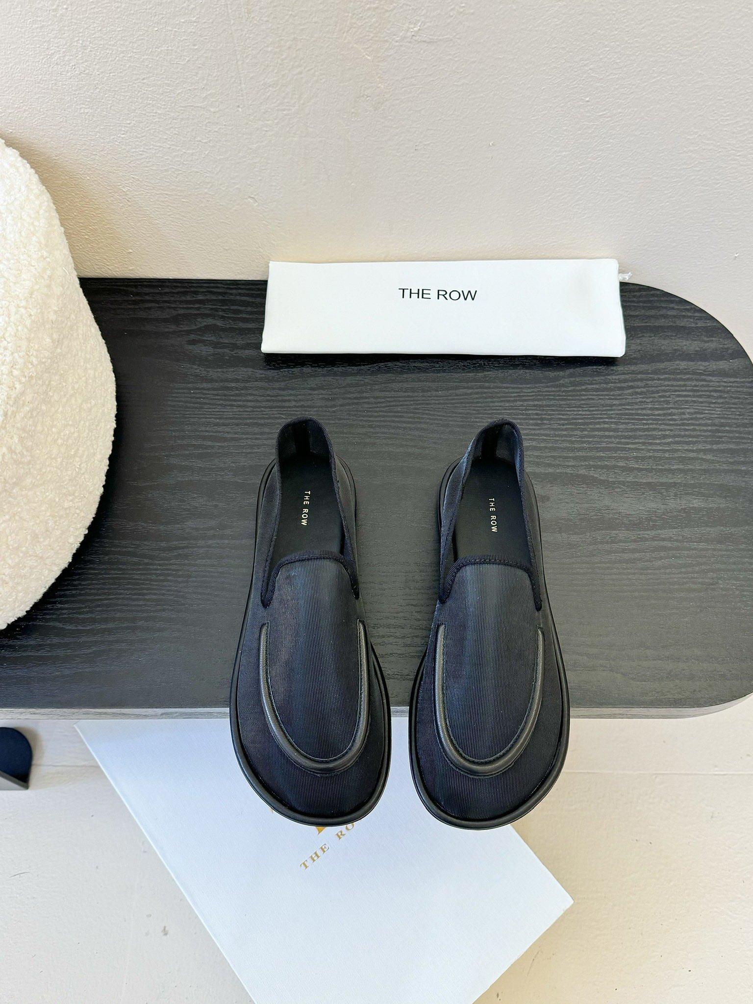 NO:382989,The Row mesh simple shoes, with a fairy-like hazy beauty, high-end and decent, can also go out beautifully in summer, and the glittering embellishments add a gorgeous and romantic feeling, which is easy to be attracted at first sight. The match is also quite extensive. Daily or party activities can show elegant charm and temperament. Upper material imported mesh sheepskin edges, imported beef wrinkle paint inside, rubber outsole size 35 36 37 38 39 40 (40 custom made without return), single shoes, slippers, sheepskin19860909The Row网纱简约单鞋 自带仙气朦胧美,高级又不失体面,夏天穿个拖鞋也能美美的出街 闪闪惹人爱的点缀更增添了份华丽浪漫感很容易一眼就被吸引 搭配场合也挺广泛的日常或者派对活动都能展现优雅的魅力气质 鞋面材质进口网纱羊皮包边 内里进口牛皱漆 橡胶大底 码数35 36 37 38 39 40(40定做不退换),单鞋,slippers,sheepskin,Women's Shoes