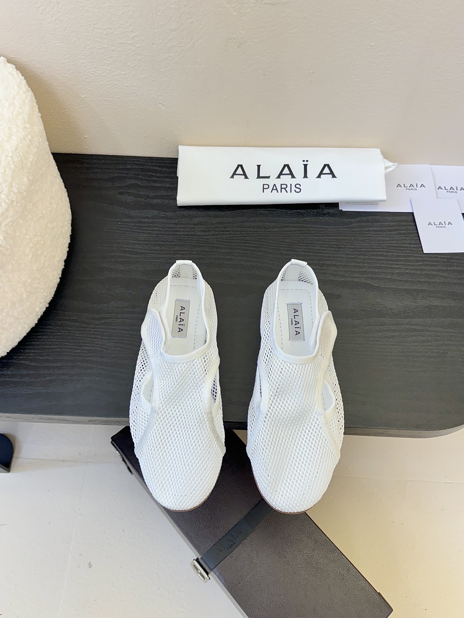 NO:382996,Alaia 25ss new spring and summer style, same style as stars, wearable, unimaginal oil, foot clip, fishnet shoes, light and breathable, relaxed summer aesthetic, breathable mesh, sun and moon, interwoven with a faint sense of translucent aesthetic, mesh design, full breathable, breathable, not stuffy, round head design releases toe space, can be worn with thin socks or barefoot, buckle design toes, don't worry about heeling when running, original custom mesh material, water dyed sheepskin, outsole original rubber sole Size#35-41 (40 41 custom made, no return or exchange), single shoes, alaia, sheepskin19860909Alaia 25ss 春夏季新款 明星同款 穿搭万金油 夹脚 渔网鞋 轻盈透气 夏日松弛美学透气网面日月光倾泻 交织出若隐若现的透感美学 网面设计 呼吸感拉满 透气不闷热 圆头设计释放脚趾空间 搭配薄袜或光脚穿都可以 搭扣的设计加持跑步都不用担心掉跟问题 材质原版定制网纱 内里水染羊皮 大底原版橡胶大底 Size#35-41（40 41 订做不退换）,单鞋,alaia,sheepskin,Women's Shoes
