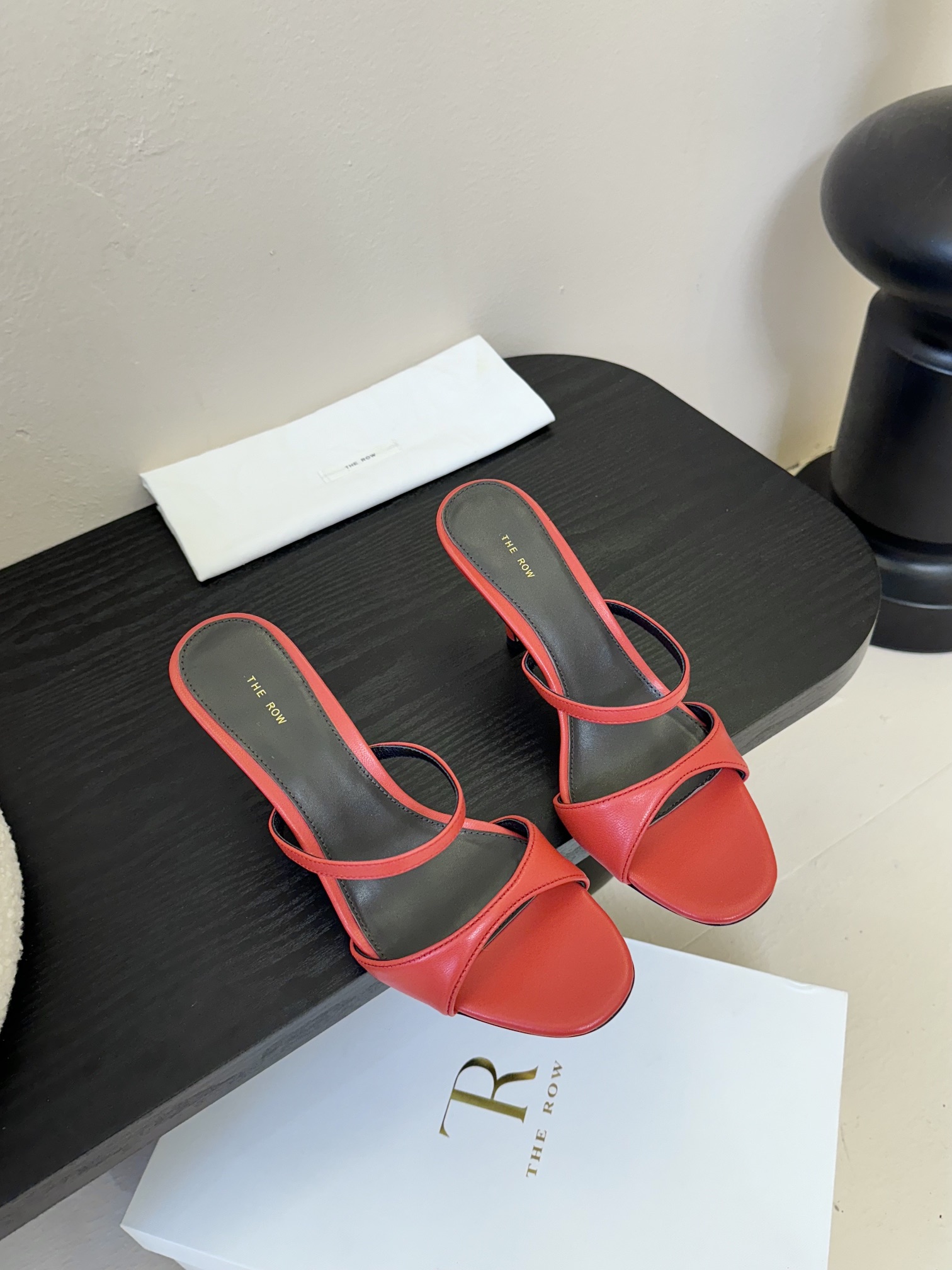 NO:384737,The Row25 Spring and Summer New Simple Metal Leather Cat Heel Round-toe Slippers This minimalist style high-heeled sandal is made of high-quality leather and is designed with bow accessories. It is simple and elegant, long skirt companion, salty or sweet!  With excellent leather texture and last craftsmanship, you can experience the kind of humanized design that has been carefully considered, especially comfortable and simple shoes. They naturally have versatile attributes, and can be worn casually to show their beauty!  The upper is made of metal cowhide/mixed sheepskin, inner footbed, high quality sheepskin imported from Italy, original color genuine leather outsole, heel height: 3.5cm 8.5cm, two heights available, size: 35-40 41 (40 41 custom made without return), high heels, sandals, high heels, slippers, slippers, cowhide, sheepskin, Leather soles19860909The Row25春夏新款简易金属皮面猫跟圆头拖鞋 这款极简风格高跟凉鞋甄选优质皮革制成,采用蝴蝶结配饰设计,简洁优雅、长裙伴侣、可盐可甜！ 出色的皮料质感和楦型工艺 ,穿上脚就能体会到那种经过用心考量的人性化设计 ,尤为舒适且简约的一款鞋子 ,自然带有百搭的属性, 随意穿搭 ,自显美感！ 鞋面采用金属牛皮/混种羊皮 内里垫脚优质羊皮 意大利进口原色真皮大底 跟高:3.5cm 8.5cm 两高度可选 码数:35-40 41（40 41定做不退换）,高跟鞋拖鞋,sandals,high heels,slippers,skirts,cowhide,sheepskin,Leather soles,Women's Shoes