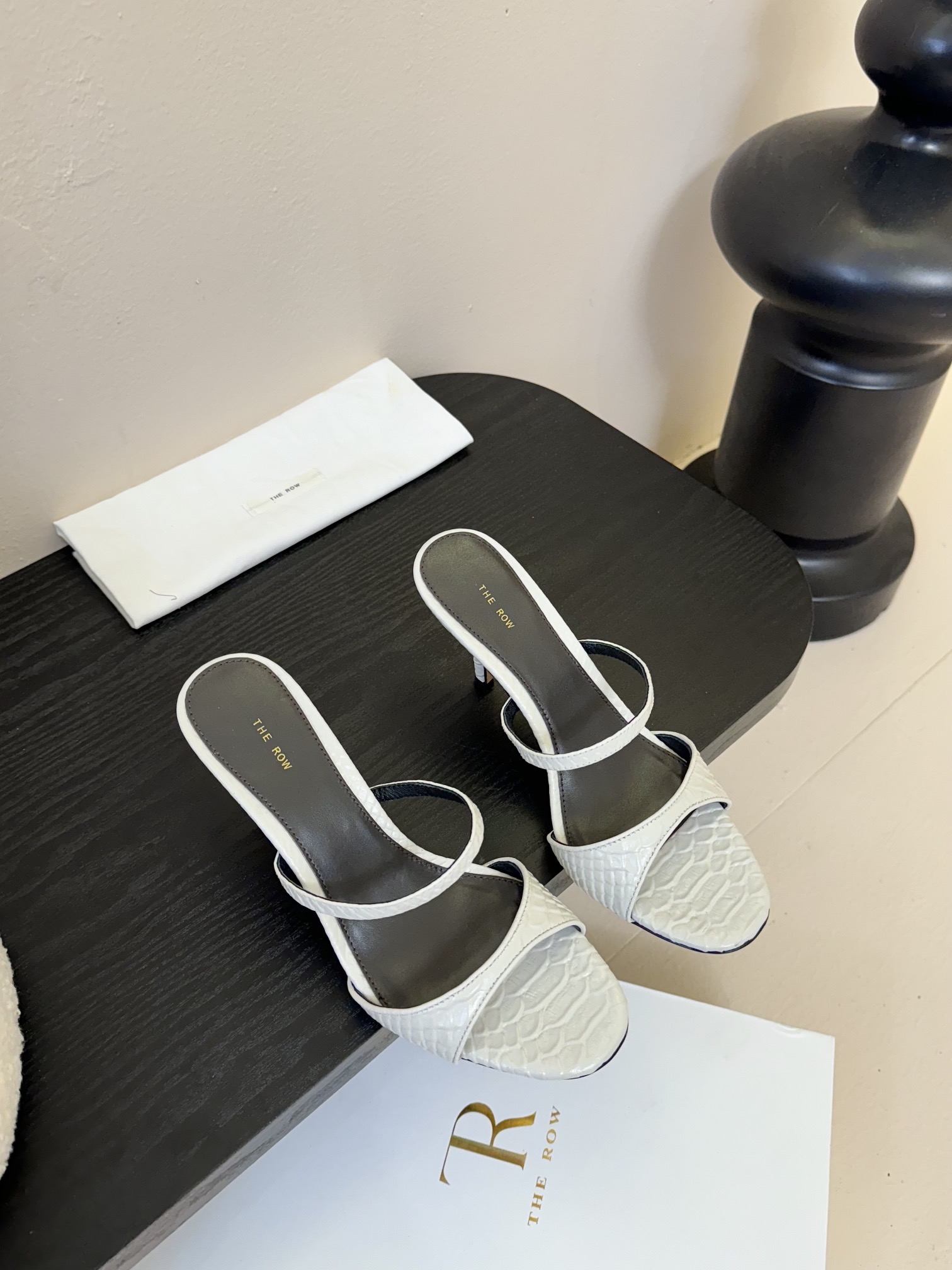 NO:384745,THE.Row25 Spring and Summer New Simple Metal Leather Cat Heel Round-toe Slippers This minimalist style high-heeled sandal is made of high-quality leather and is designed with bow accessories. It is simple and elegant, long skirt companion, salty or sweet!  With excellent leather texture and last craftsmanship, you can experience the kind of humanized design that has been carefully considered, especially comfortable and simple shoes. They naturally have versatile attributes, and can be worn casually to show their beauty!  The upper is made of metal cowhide/mixed sheepskin, inner footbed, high quality sheepskin imported from Italy, original color genuine leather outsole, heel height: 3.5cm 8.5cm, two heights available, size: 35-40 41 (40 41 custom made without return), high heels, sandals, high heels, slippers, slippers, cowhide, sheepskin, Leather soles19860909THE.Row25春夏新款简易金属皮面猫跟圆头拖鞋 这款极简风格高跟凉鞋甄选优质皮革制成,采用蝴蝶结配饰设计,简洁优雅、长裙伴侣、可盐可甜！ 出色的皮料质感和楦型工艺 ,穿上脚就能体会到那种经过用心考量的人性化设计 ,尤为舒适且简约的一款鞋子 ,自然带有百搭的属性, 随意穿搭 ,自显美感！ 鞋面采用金属牛皮/混种羊皮 内里垫脚优质羊皮 意大利进口原色真皮大底 跟高:3.5cm 8.5cm 两高度可选 码数:35-40 41（40 41定做不退换）,高跟鞋拖鞋,sandals,high heels,slippers,skirts,cowhide,sheepskin,Leather soles,Women's Shoes