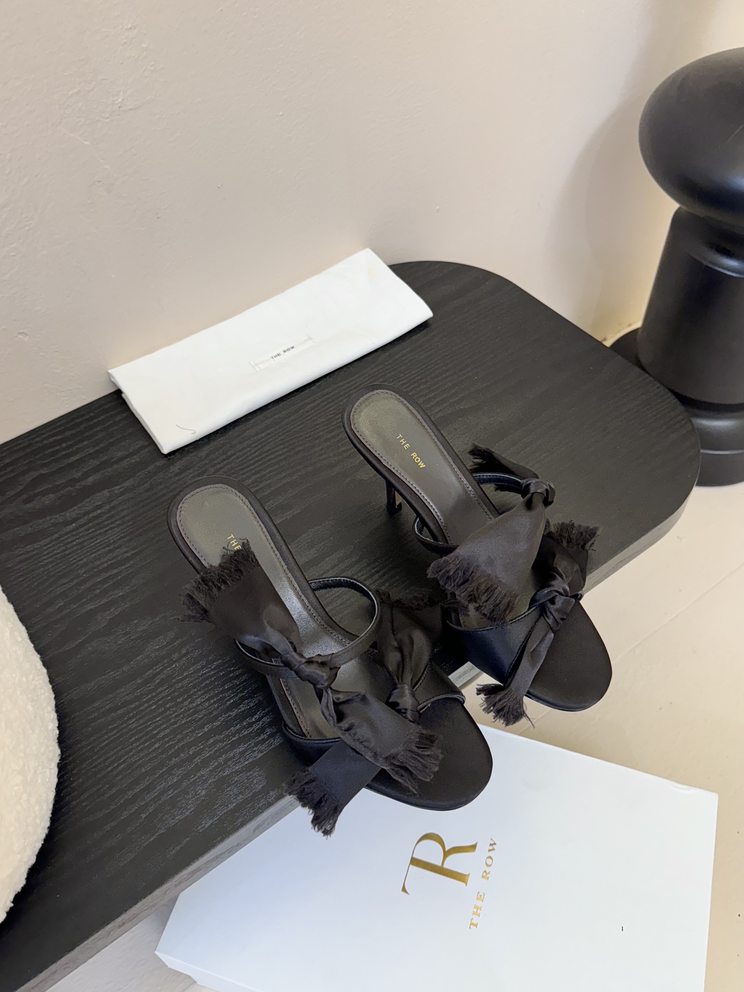 NO:384753,The Row 25 spring and summer new product of real silk satin hand-woven bow flat sole and high heel slippers. French elegant temperament is online, high-end and fashionable, salty or sweet, literary and elegant!  Whether it is summer with short skirts and shorts and casual pants, it is a perfect sense of high quality. It is easy to wear and looks good. Fengmo’s global classic works, soft and delicate sheepskin footbed is very textured. Simple and high-end uppers are imported silk satin, inner footbed sheepskin, imported Italian genuine leather sole Size: 35-40 (40 custom made without return and exchange), high heels, slippers, skirts, shorts, sheepskin, real silk, silk fabric, gold, Leather soles19860909The Row 25春夏新品真丝绸缎手工编织蝴蝶结平底、高跟拖鞋 法式优雅气质在线、高级又时髦,可盐可甜,文艺又气质！无论是夏天配短裙配短裤休闲裤,都是妥妥的高级感,黄金跟高穿着不累 好穿又好看,风魔全球经典著作,柔软细腻羊皮垫脚非常的有质感.简约高级 鞋面采用进口真丝绸缎 内里垫脚羊皮 意大利进口真皮大底 码数:35-40（40定制不退换）,高跟鞋拖鞋,high heels,slippers,skirts,shorts,sheepskin,real silk,silk fabric,gold,Leather soles,Women's Shoes