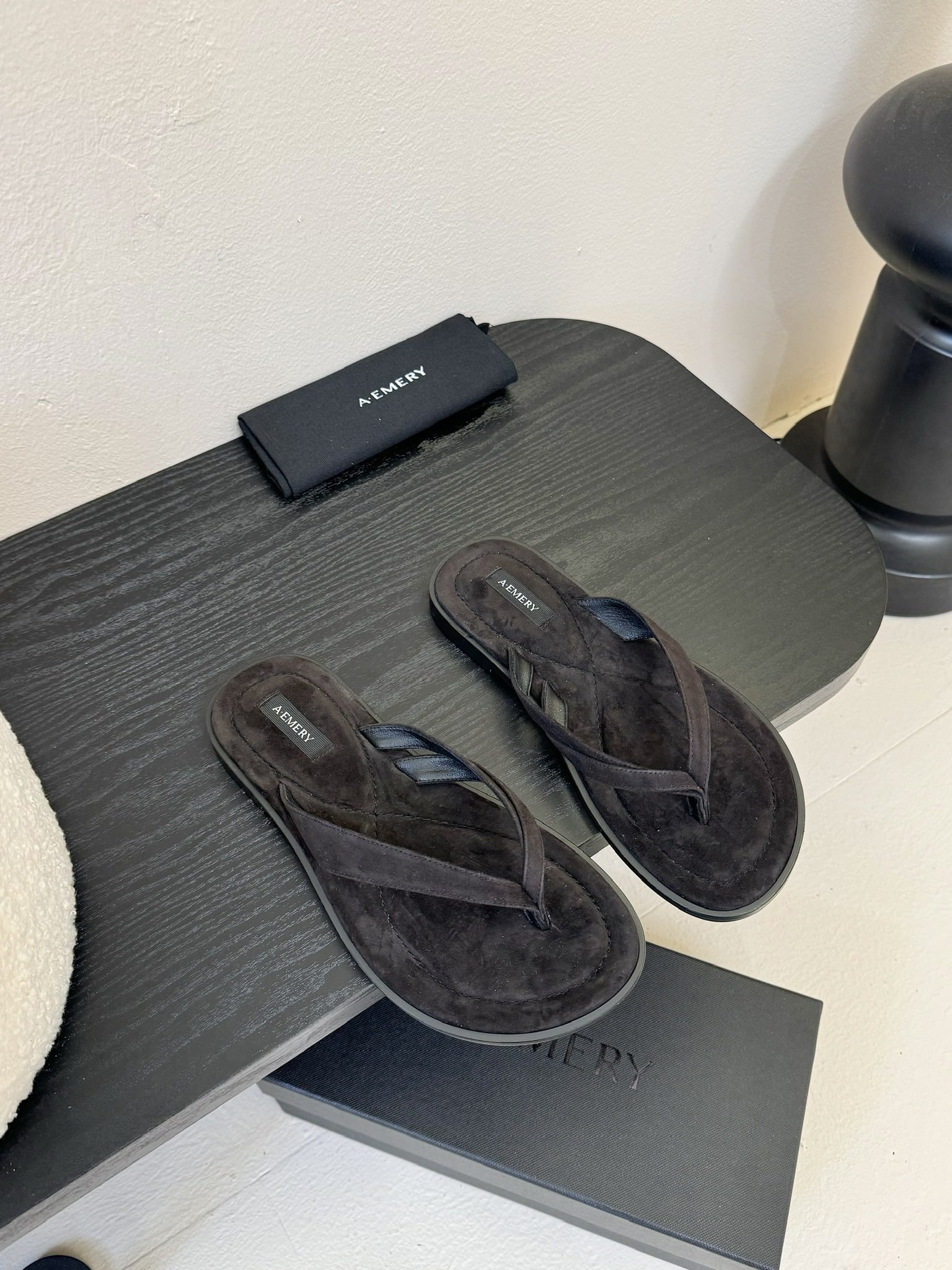 
 AEMERY极简主义凉夹趾凉拖

这个牌子相信大家都不陌生了 /高奢品牌 /它家的设计是高级的极简主
