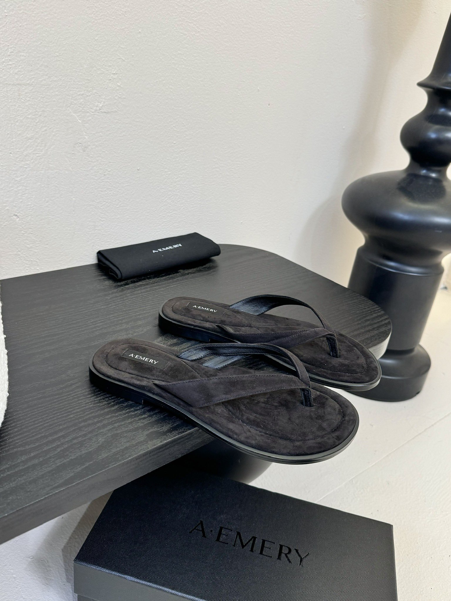 
 AEMERY极简主义凉夹趾凉拖

这个牌子相信大家都不陌生了 /高奢品牌 /它家的设计是高级的极简主