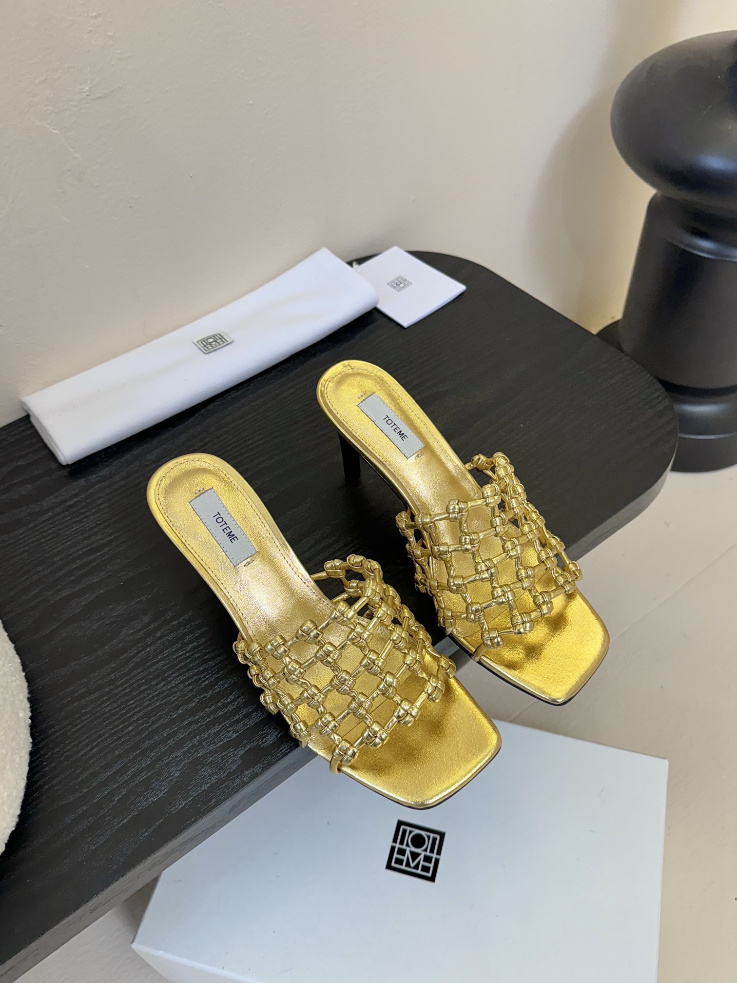 NO:385933,TOTEM* New product is the perfect encounter between fashion and comfort. The unique woven texture of the upper interwoven into exquisite style. It demonstrates the ingenious craftsmanship. Simple square toe and flat design. Easy to express high-end in low-key. Easy to grasp the fashionable atmosphere. The upper is hand-woven. Imported sheepskin. High heels. 8cm. Imported leather soles. 35-39 (40.41 set), high heels, slippers, sheepskin, Leather soles.19860909TOTEM* 新品 是时尚与舒适的完美邂逅 鞋面独特的编织纹理 交织出精致格调 彰显匠心工艺 简约的方头与平底设计 随性自在 低调中流露着高级感 轻松拿捏时髦氛围 鞋面手工编织 内里进口羊皮 高跟8cm 进口真皮大底 35-39（40.41定）,高跟鞋拖鞋,high heels,slippers,sheepskin,Leather soles,Women's Shoes