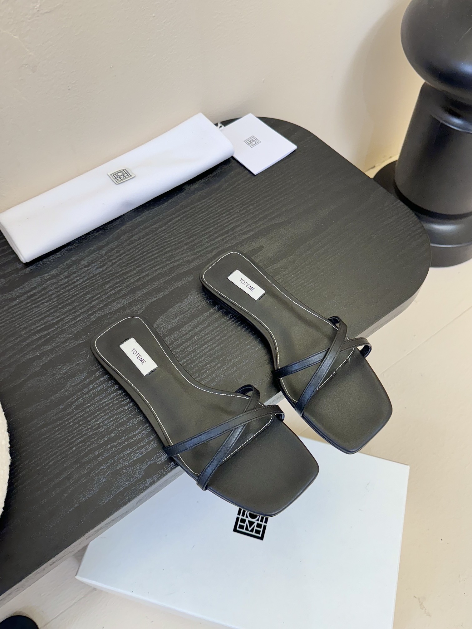 NO:385956,TOTEM* New product perfectly blends simplicity and fashion, neat square toe, outlines the modern outline, cross-slim belt, seemingly unintentional elegant embellishment, no unnecessary decoration, but with pure lines and exquisite details, it releases the low-key and high-end fashionable tension. Imported sheepskin on the upper, imported sheepskin on the inner, imported sheepskin on the sole, imported genuine leather outsole Size35-39 (40.41) Price, high heels, slippers, sheepskin on the Leather soles19860909TOTEM* 新品 将简约与时尚完美交融 利落方头 勾勒出现代感轮廓 交叉细带 似不经意的优雅点缀 没有多余装饰 却凭借纯粹线条与精致细节 释放出低调又高级的时髦张力 鞋面进口羊皮 内里进口羊皮 大底进口真皮大底 Size35-39（40.41定） Price,高跟鞋拖鞋,high heels,slippers,sheepskin,Leather soles,Women's Shoes