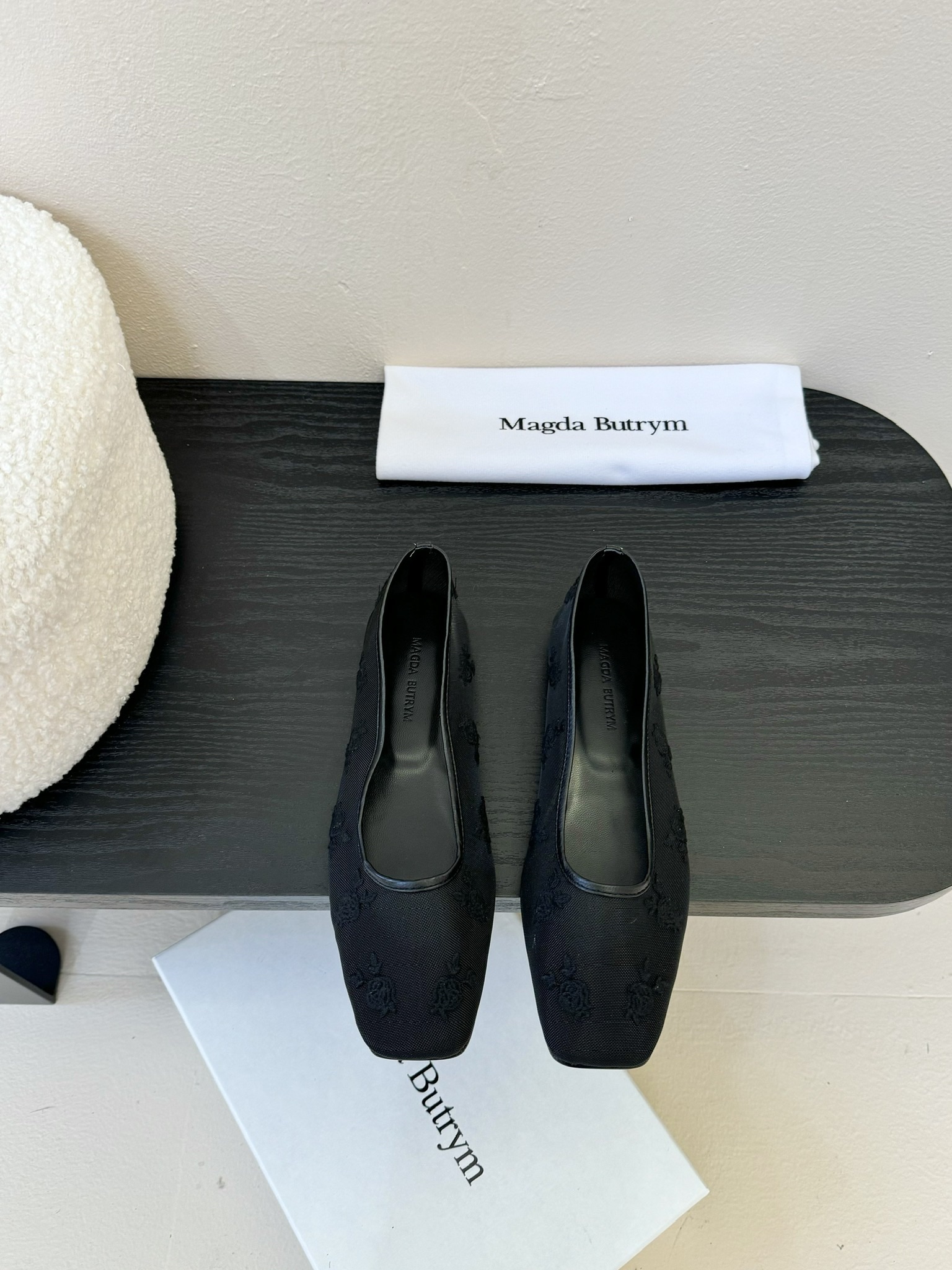 NO:385910,Magda Butr 25ss new product, embroidered square-toed flat-sole single shoes, it was planted at first glance, full of French retro style, fashionable on the feet, and versatile, can be worn in daily commuting, casual parties. The fabric is made of original custom material, the inner foot pads are all sheepskin, imported Italian leather outsole, size 35-39 (customized by 40/41), single shoes, sheepskin, Leather soles19860909Magda Butr 25ss新品 绣花方头平底单鞋 第一眼看上就被种草了 满满的法式复古风 上脚也很时髦 而且百搭 日常通勤 休闲聚会场合都能穿. 面料采用原版定制材质 内里垫脚均为羊皮  意大利进口真皮大底 码数35-39（40/41定制）,单鞋,sheepskin,Leather soles,Women's Shoes