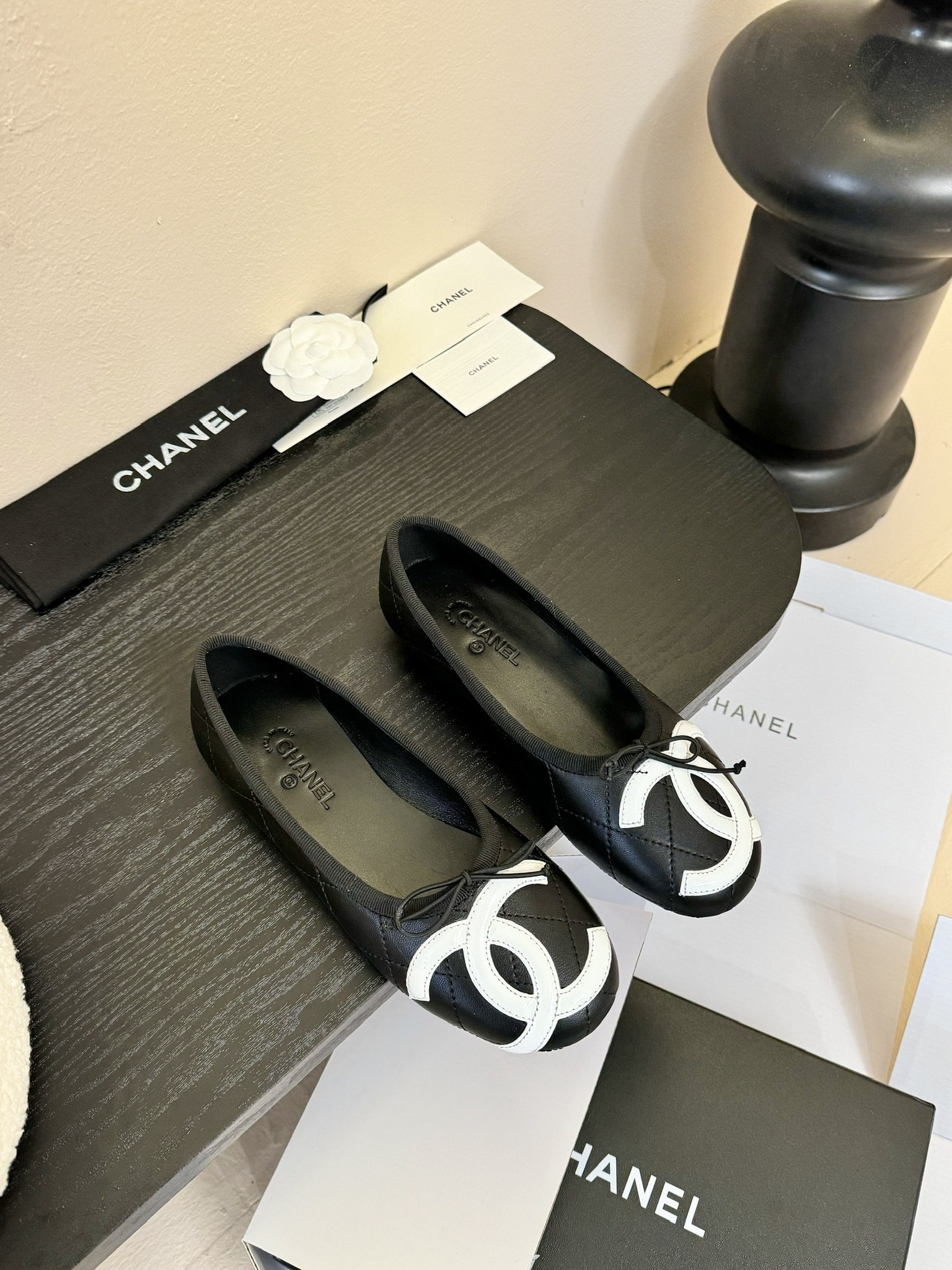 NO:385903,Xiaoxiang's new product, bow ballet shoes, original 1:1 reproduction, classic among classics, whether paired with pants or skirts, the small round head design is very good to modify the foot shape, a must-have for little fairies!  The upper is made of imported sheepskin, the inner top mixed-bred sheepskin, imported cowhide from Italy, size 35-39 (customized by 40/41), ballet shoes, skirts, cowhide, sheepskin19860909小香新品 蝴蝶结芭蕾舞鞋 原版1:1复刻 经典中的经典 无论搭配裤装还是裙装都是完美 小圆头的设计很好的修饰脚型 ,小仙女们必备！ 鞋面采用进口羊皮 内里顶级混种羊皮 意大利进口牛皮大底 码数 35-39（40/41定制）,芭蕾舞鞋,skirts,cowhide,sheepskin,Women's Shoes