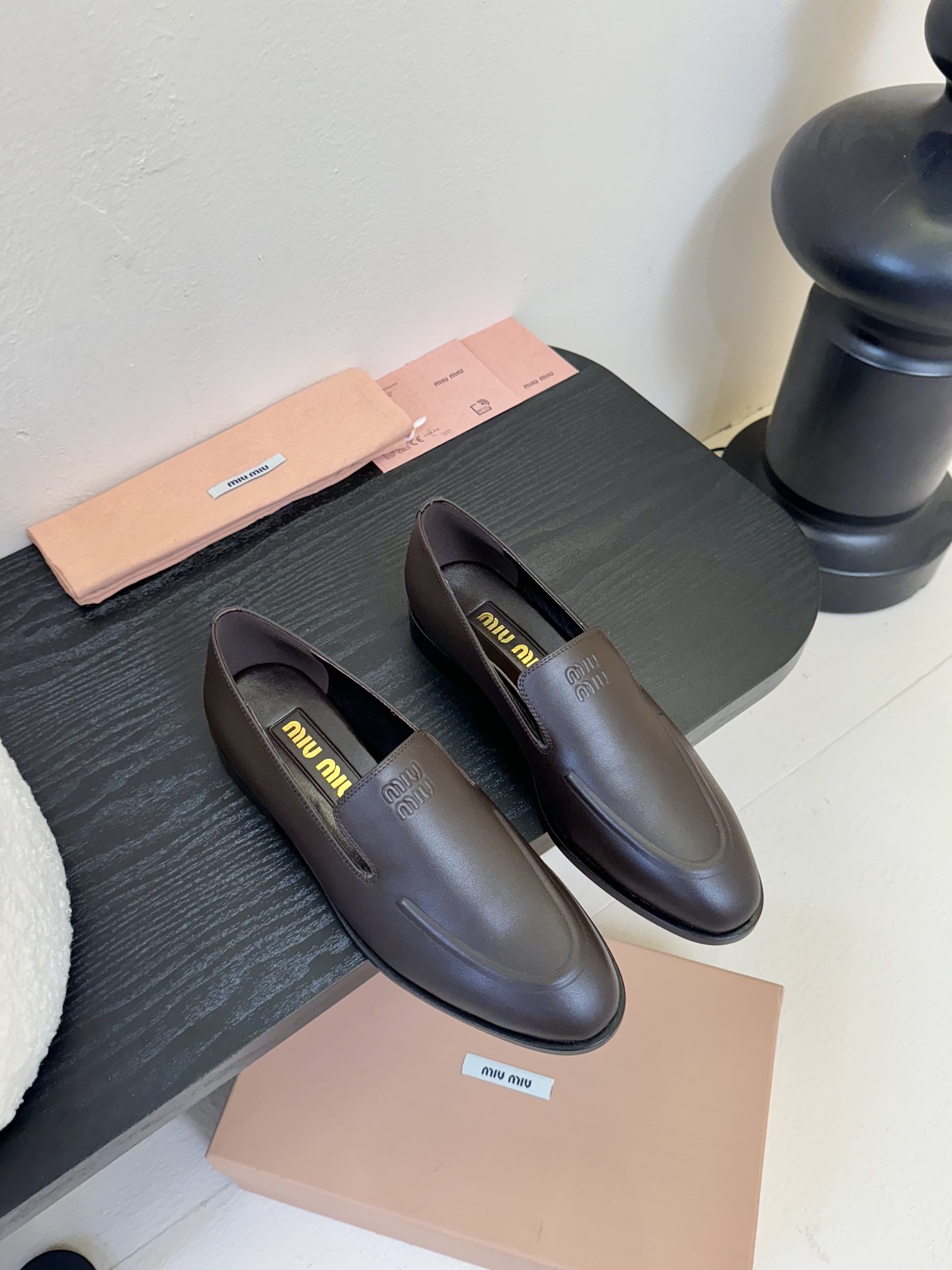 NO:385896,Miumiu 25 spring and summer new loafers, fresh spring and summer color matching, beautiful curves, and everyday outfits are very suitable for the shoe side, with an exclusive logo style, showing elegant charm on the feet!  The upper is made of snake-patterned sheepskin, inner footbed sheepskin, and imported genuine leather sole from Italy!  Number of sizes: 35-40 (40 custom made without return), loafers, miumiu, loafers, sheepskin, Leather soles19860909miumiu缪缪25春夏新款乐福鞋 春夏清新配色曲线优美,日常穿搭都很搭鞋边有专属标识性Logo格调,上脚尽显优雅魅力！ 鞋面采用蛇纹羊皮 内里垫脚羊皮 意大利进口真皮大底！ 码数:35-40（40 定做不退换）,乐福鞋,miumiu,loafers,sheepskin,Leather soles,Women's Shoes