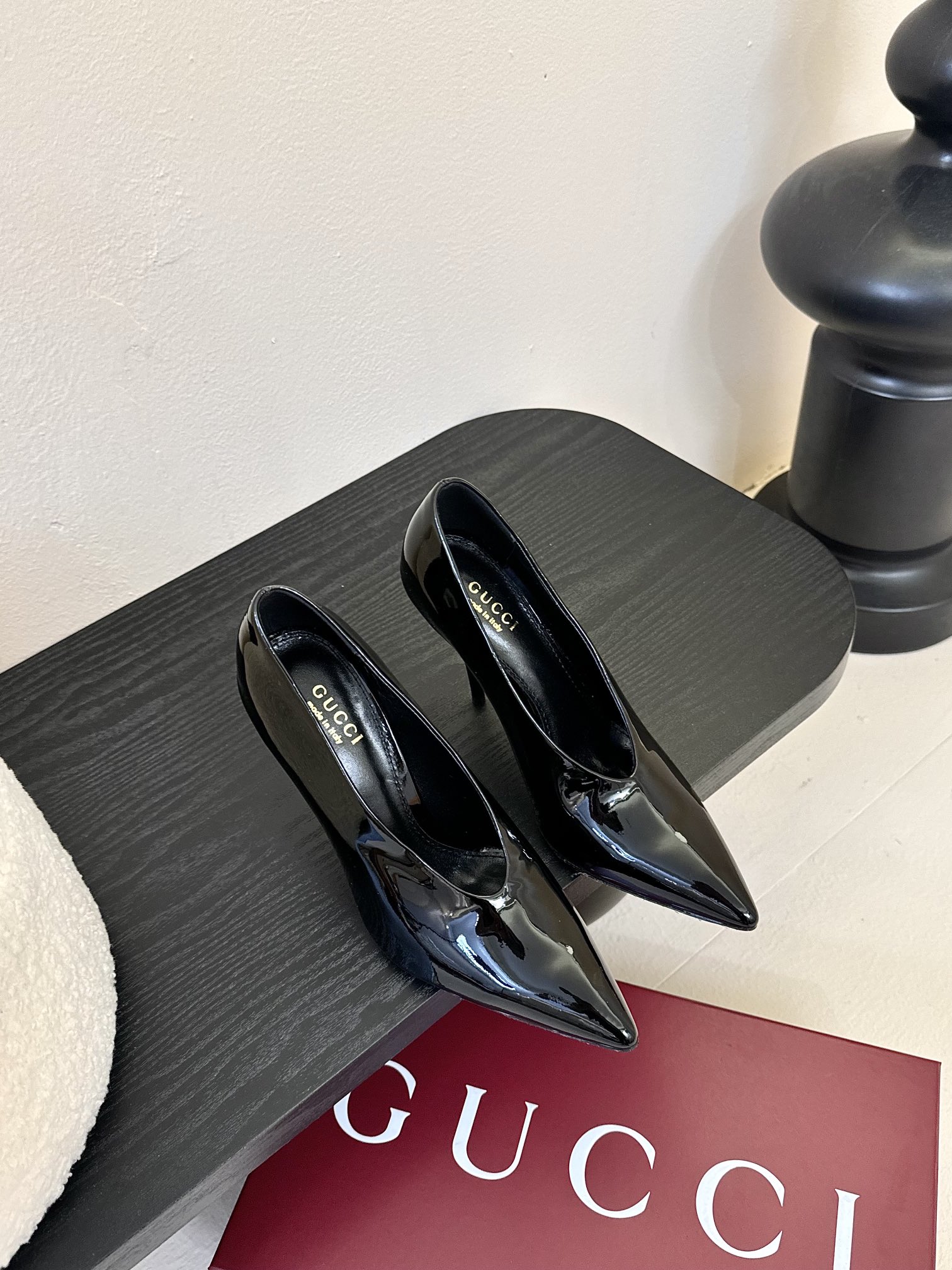 NO:388002,gucc*25ss pointed high heels minimalist style retro and high-end!  Simple and elegant, very pleasing style!  The upper is made of imported lambskin, the inner lining is made of water-dyed sheepskin, Italy imported genuine leather outsole, heel height 10.5cm, size 35-39 (customized by 40/41/42), high heels, single shoes, gucci, high heels, sheepskin, Leather soles19860909gucc*25ss尖头高跟鞋 极简主义风格 复古又高级！ 简约又大气 属于非常耐看的款式！ 鞋面采用进口小羊皮 内里采用水染羊皮 意大利进口真皮大底 跟高10.5cm 码数35-39（40/41/42定做）,高跟鞋单鞋,gucci,high heels,sheepskin,Leather soles,Women's Shoes