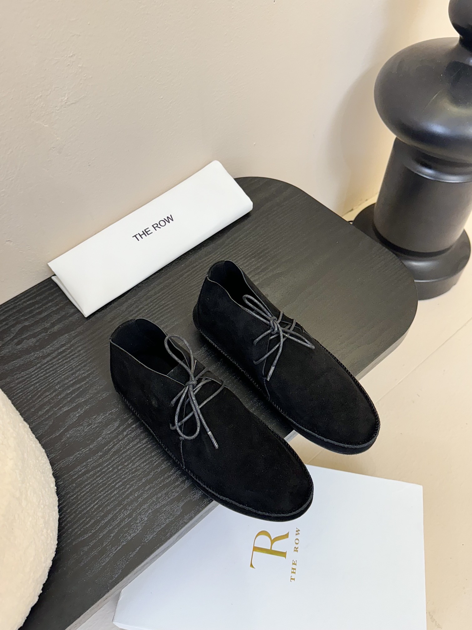 NO:387993,The Row A pair of invincible and comfortable early autumn boots. Wear this fashionable and high-end suede boots that are popular this winter. This fashionable and high-end look is minimalist and noble. The row suede single boots naked boots. This 'Tyler' ankle boots combines the style of desert boots and moccasin soft leather shoes. Made of soft beige suede splicing. With the same color lock slit details and shoelaces, the overall upper body is delicate and fit, soft and breathable. It is very light in weight. It is a lightweight rubber sole. It is comfortable to go through daily commuting. Ultra-low heels and long socks are very retro and versatile. It is the best choice for autumn. Suede upper, original rubber soft sole, size 35-40 (40 custom-made, non-return, casual shoes/sports shoes, boots, sneakers, chamois leather19860909The Row 一双无敌舒适的初秋单靴 穿上今冬流行的麂皮靴 这款时髦高级 看就极简贵气 The row 麂皮单靴裸靴 这款“Tyler”踝靴 融合了沙漠靴和莫卡辛软皮鞋的风格 以柔软的米色麂皮拼接制成 带有同色系锁缝细节和鞋带 整体上身秀气贴合又柔软透气 本身自重很轻 搭配轻便的橡胶鞋底 日常暴走通勤都很舒服 超低跟搭配长袜短袜都很复古百搭 是入秋的不二选择 鞋面麂皮 大底原版橡胶软底 码数35-40（40定制不退换,休闲鞋/运动鞋,boots,sneakers,chamois leather,Women's Shoes