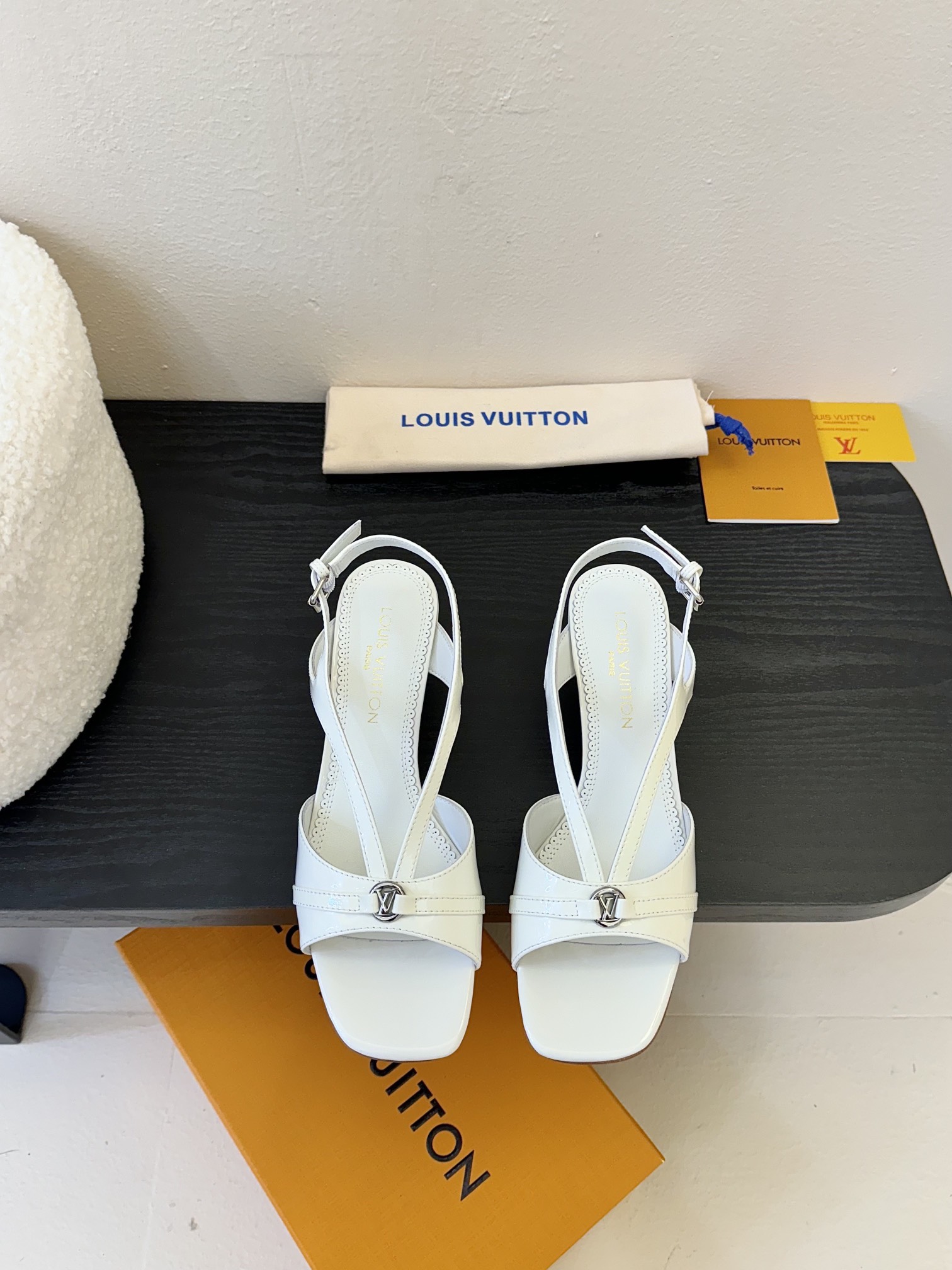 NO:388335,- 25ss Spring and Summer New LOUIS VUITTON Lv square head buckle V-shaped sandals with cat heels exposed high heels Lv hardware 'logo' is decorated with embellishments, and the details are particularly high-end!  The sharp styling effect visual feast cannot conceal the elegant temperament of LV. The 4.5cm kitten heel is just right, comfortable, sexy and exquisite, and the upper is cow patent leather, inner footbed A-grade sheepskin, soft and breathable, soles imported from Italy, heel height 4.5cm, size 35-41 (40.41 custom made without return), high heels, sandals, louis vuitton, louis vuitton, sandals, high heels, sheepskin, Leather soles19860909- 25ss春夏新款 LOUIS VUITTON Lv方头搭扣 V型带猫跟凉鞋露跟高跟鞋 Lv五金 “logo”饰以点缀,细节质感特别的高级！犀利的造型效果视觉盛宴难以掩饰lv的优雅气质刚刚好的4.5cm小猫跟,好穿舒适性感精致绝伦～ 鞋面牛漆皮 内里垫脚A级羊皮 柔软透气 鞋底意大利进口真皮大底 跟高4.5cm 码数35-41（40.41定做不退换）,高跟鞋凉鞋,louis vuitton,louis vuitton,sandals,high heels,sheepskin,Leather soles,Women's Shoes