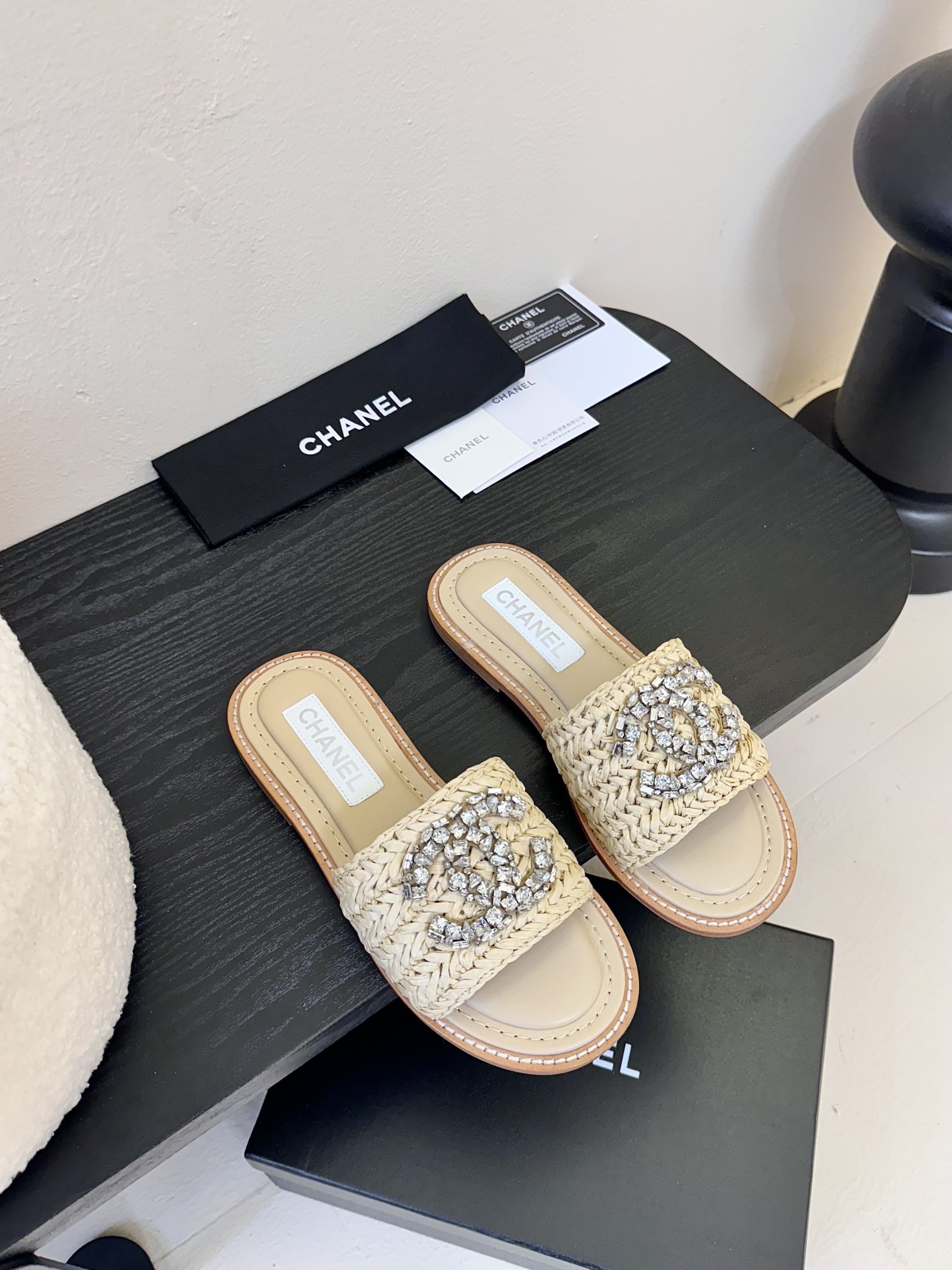 NO:388329,Chanel 25C new rhinestone slippers, the return of classic schoolbag buckle design, special Vintage, full of retro flavor, loafers, also grown to aesthetics, upper cowhide, inner sheepskin, original outsole Size:35-39 404142 Customized, slippers, chanel, loafers, slippers, cowhide, sheepskin19860909Chanel 25C新款水钻拖鞋 回归的经典书包扣设计 特别Vintage 复古味十足 乐福鞋也长到了审美上 鞋面牛皮 内里羊皮 原版大底 Size:35-39 404142定制,拖鞋,chanel,loafers,slippers,cowhide,sheepskin,Women's Shoes