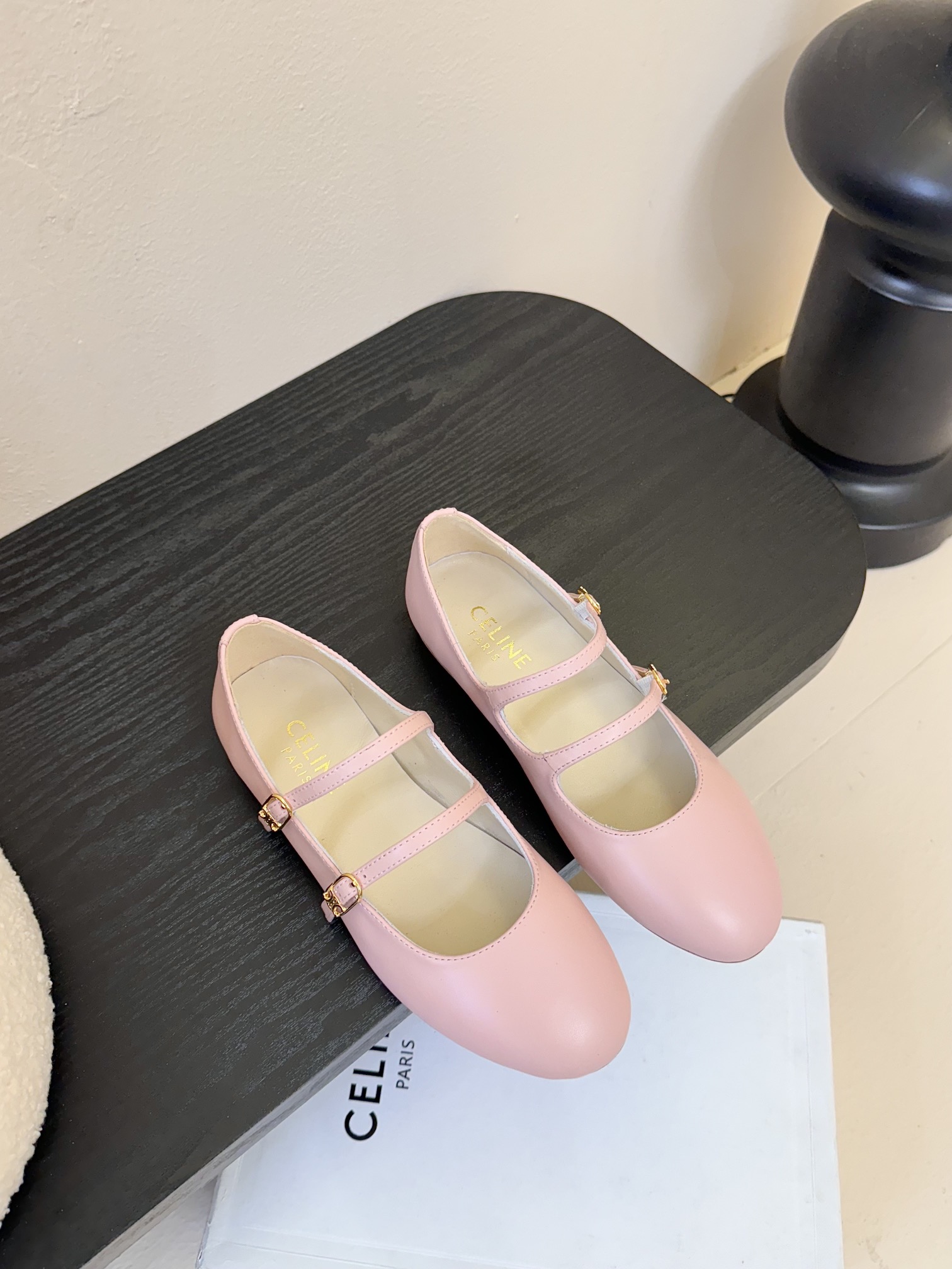 NO:388323,Celine's spring and summer Arc de Triomphe Mary Jane fashion shoes. It's really slim and beautiful on the feet. The C-home specific exquisite Arc de Triomphe logo is good to see. The upper is original calfskin. The inner/foot pad is made of top-grade mixed-bred sheepskin. Italian real cowhide soles. Size35-40, Mary Jane, celine, chanel, mary jane, cowhide, sheepskin.19860909Celine思琳春夏凯旋门玛丽珍时装鞋 上脚真的超级显瘦超级美 C家特定的精致凯旋门logo 好看到爆 鞋面原版小牛皮 内里/垫脚采用顶级混种羊皮 意大利真牛皮鞋底 Size35-40,玛丽珍,celine,chanel,mary jane,cowhide,sheepskin,Women's Shoes