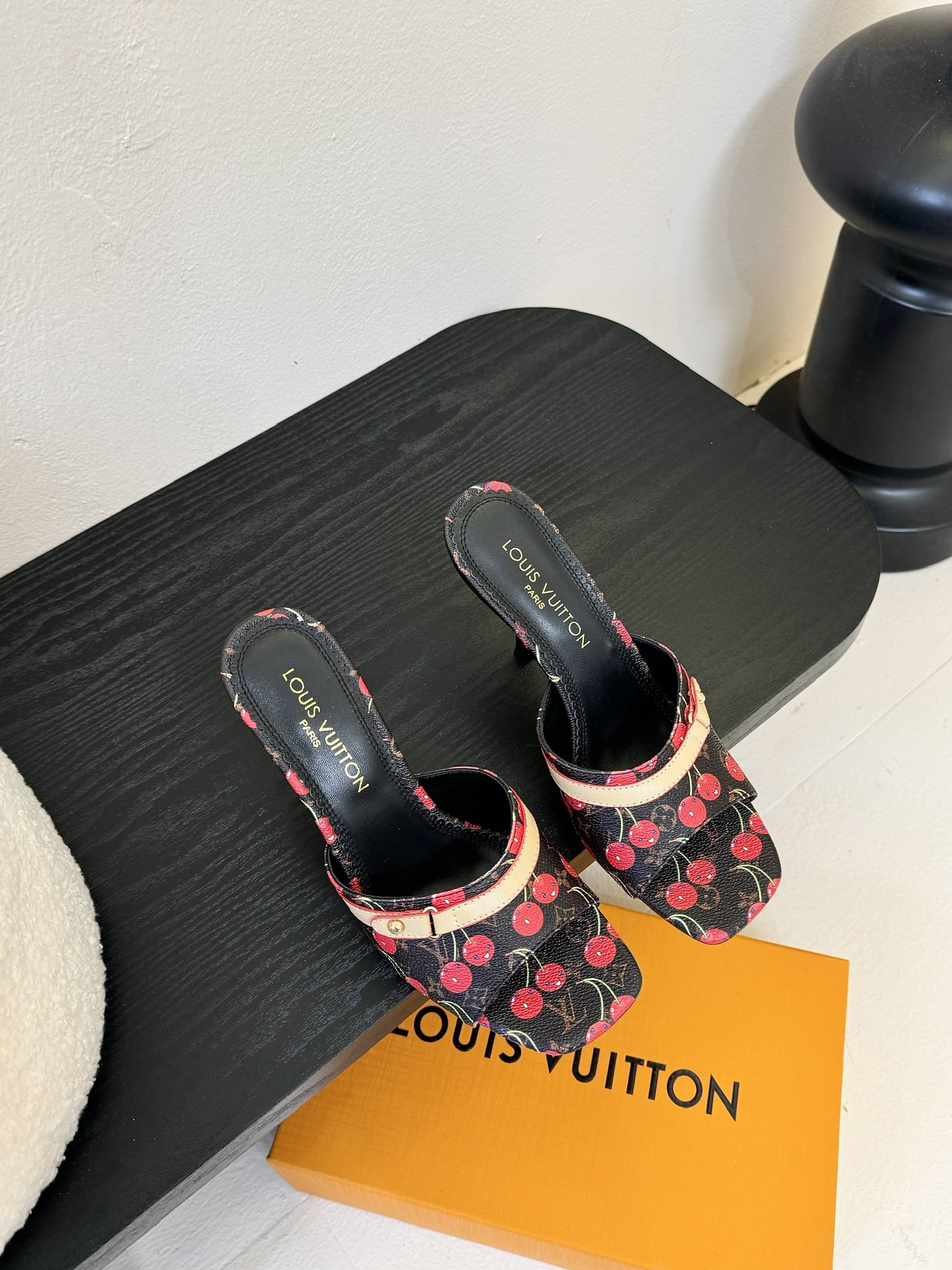 NO:388308,Louis Vuitton ss25 new arrival LV donkey brand spring and summer new series high heel slippers Simple and exquisite, full of high-end feel, showing elegant temperament ~ super beautiful on the feet, full of summer beautiful shoes, imported upper imported cowhide 3D printing inner sheepskin inner heel height 5.5cm outsole imported Italian leather outsole size 35-41 (40.41 custom made without return), slippers, louis vuitton, louis vuitton, louis vuitton, slippers, cowhide, sheepskin, Leather soles19860909Louis Vuitton ss25 new arrival LV驴牌春夏新品系列高跟拖鞋 简约精致,高级感满满,尽显优雅气质～上脚超好看,拉满了夏日美鞋的绝绝子 鞋面进口头层牛皮3d打印 内里羊皮内里 跟高5.5cm 大底意大利进口真皮大底 码数35-41（40.41订做不退换）,拖鞋,louis vuitton,louis vuitton,louis vuitton,slippers,cowhide,sheepskin,Leather soles,Women's Shoes