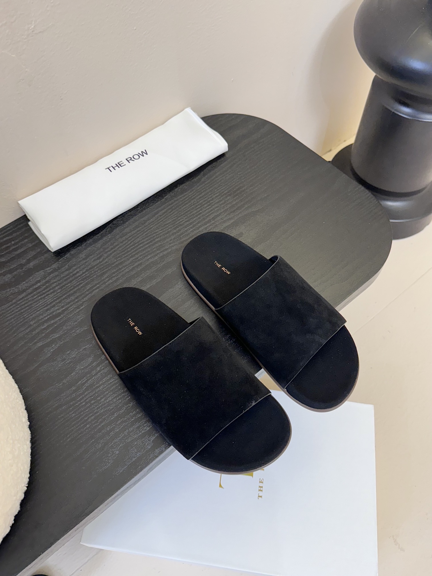 NO:388317,The row 25ss Spring and summer new simple wrinkle face simple flat sole foot-clip slippers!  Therow's usual minimalist style, clean and neat layout design, no decoration, only the design is the highlight, highlighting temperament and personality!  The upper is imported Yangjing, which is soft, comfortable and soft!  Original rubber sole high-end texture!  Size #35-40 (40 custom made without return or exchange), slippers, slippers, sheep19860909The row 25ss 春夏新款简易皱面简易平底 夹脚拖鞋！ Therow一贯的极简风格 干净利落的版面设计 没有任何装饰 仅以设计为亮点 凸显气质和彰显个性！ 鞋面采用进口羊京,柔软舒适柔软！ 原版橡胶大底 高档质感！ 码数#35-40（40定做不退换）,拖鞋,slippers,sheep,Women's Shoes