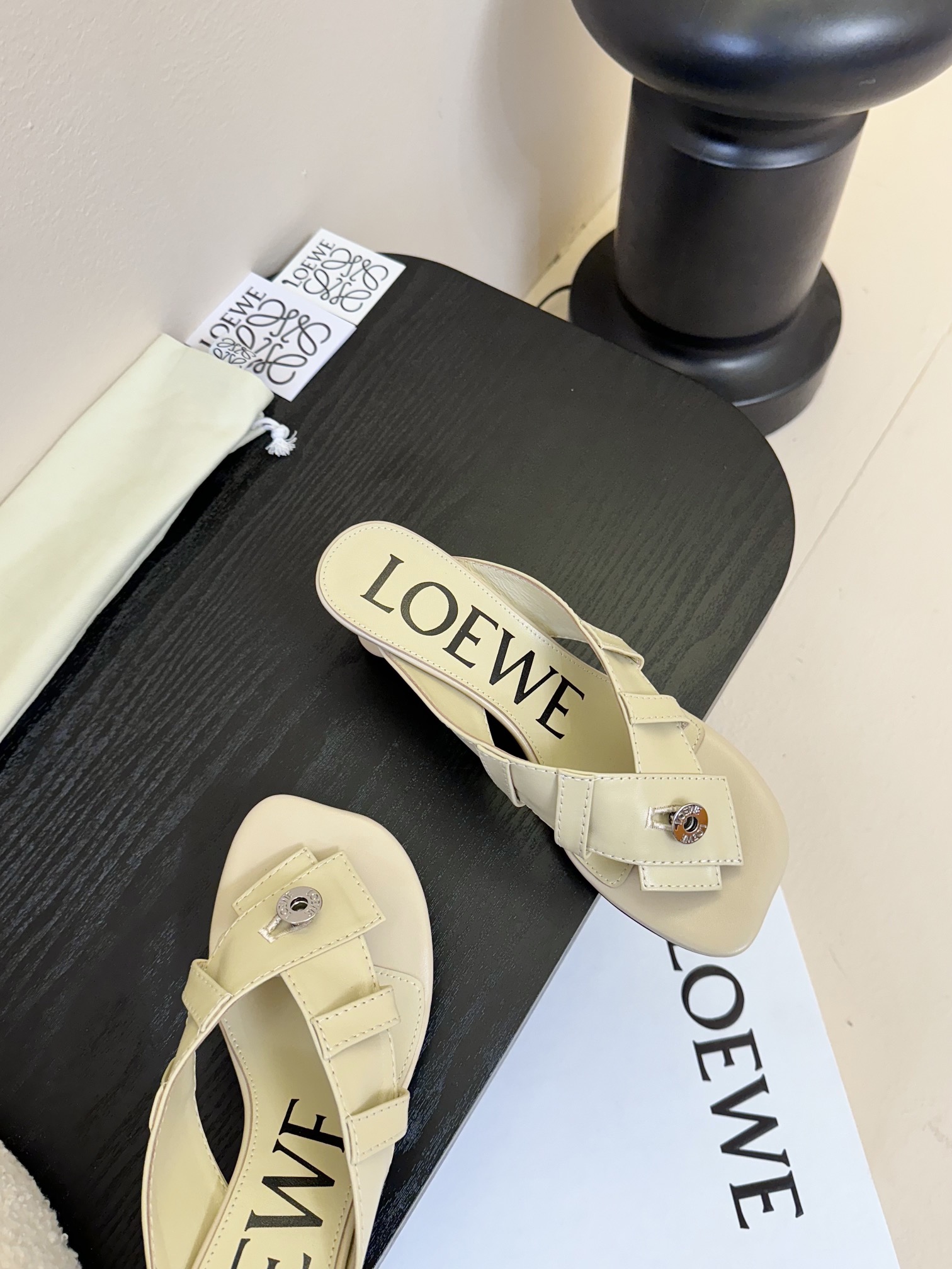 LOEW* 罗意威 25ss夹趾皮面拖鞋 
毫不费力的时髦感拖鞋，造型别致，舒适度肉眼可见，慵懒随性又不